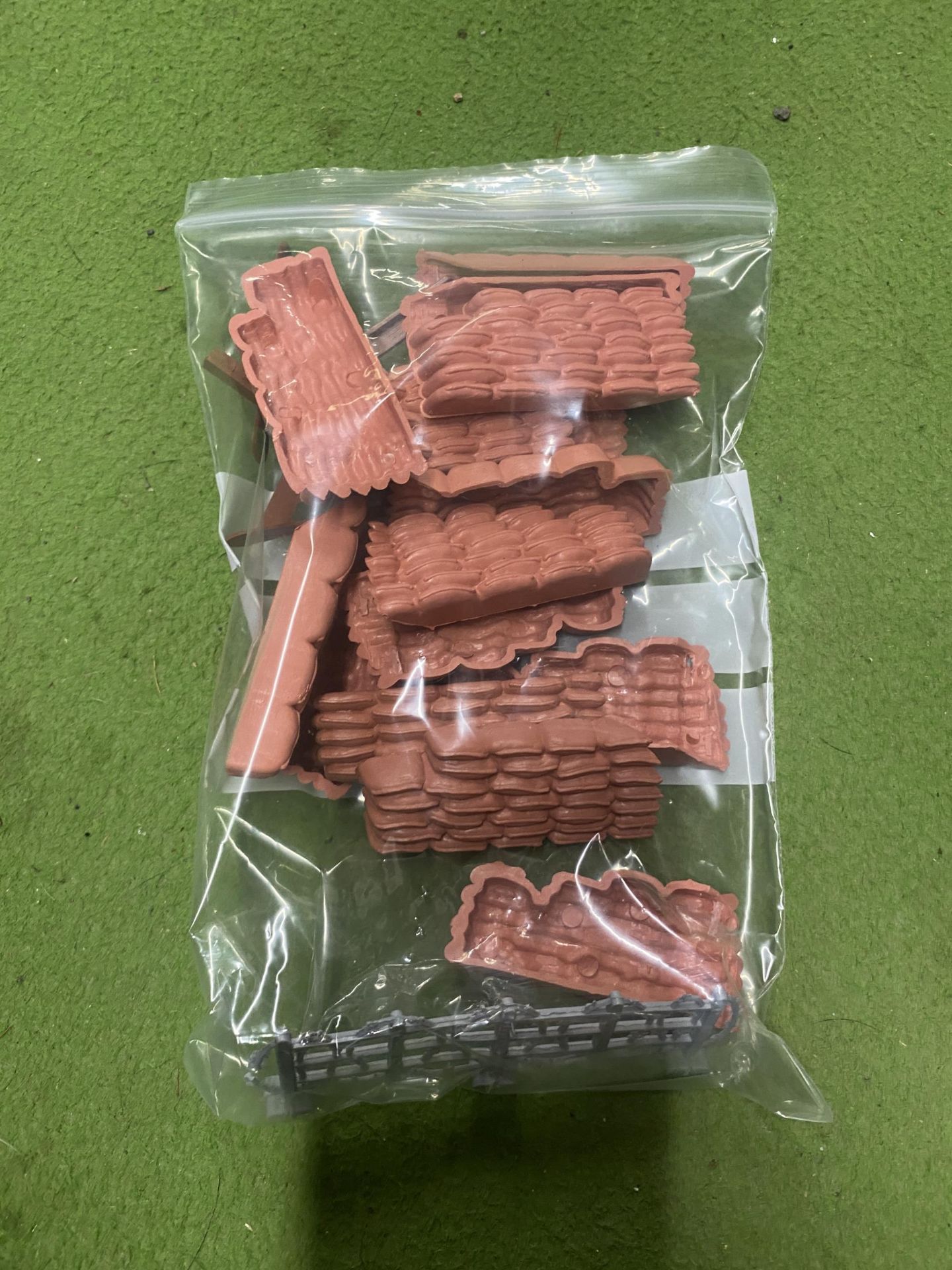 A BOX OF ASSORTED ARMY FIGURE ACCESSORIES IN PLASTIC BAGS - Image 2 of 3