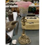 A VINTAGE BRASS TABLE LAMP WITH A GLASS SHADE, HEIGHT 45CM