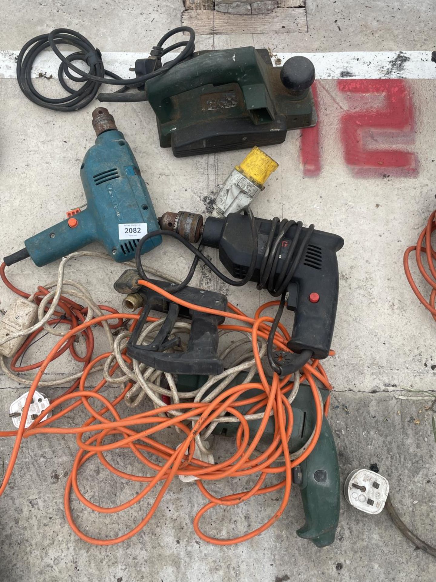 AN ASSORTMENT OF POWER TOOLS TO INCLUDE DRILLS AND A PLANE ETC