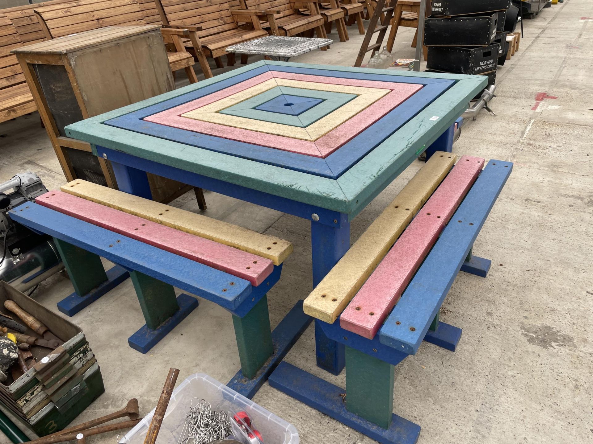 A HEAVY DUTY PLASTIC PICNIC TABLE AND THREE BENCHES - Bild 3 aus 3