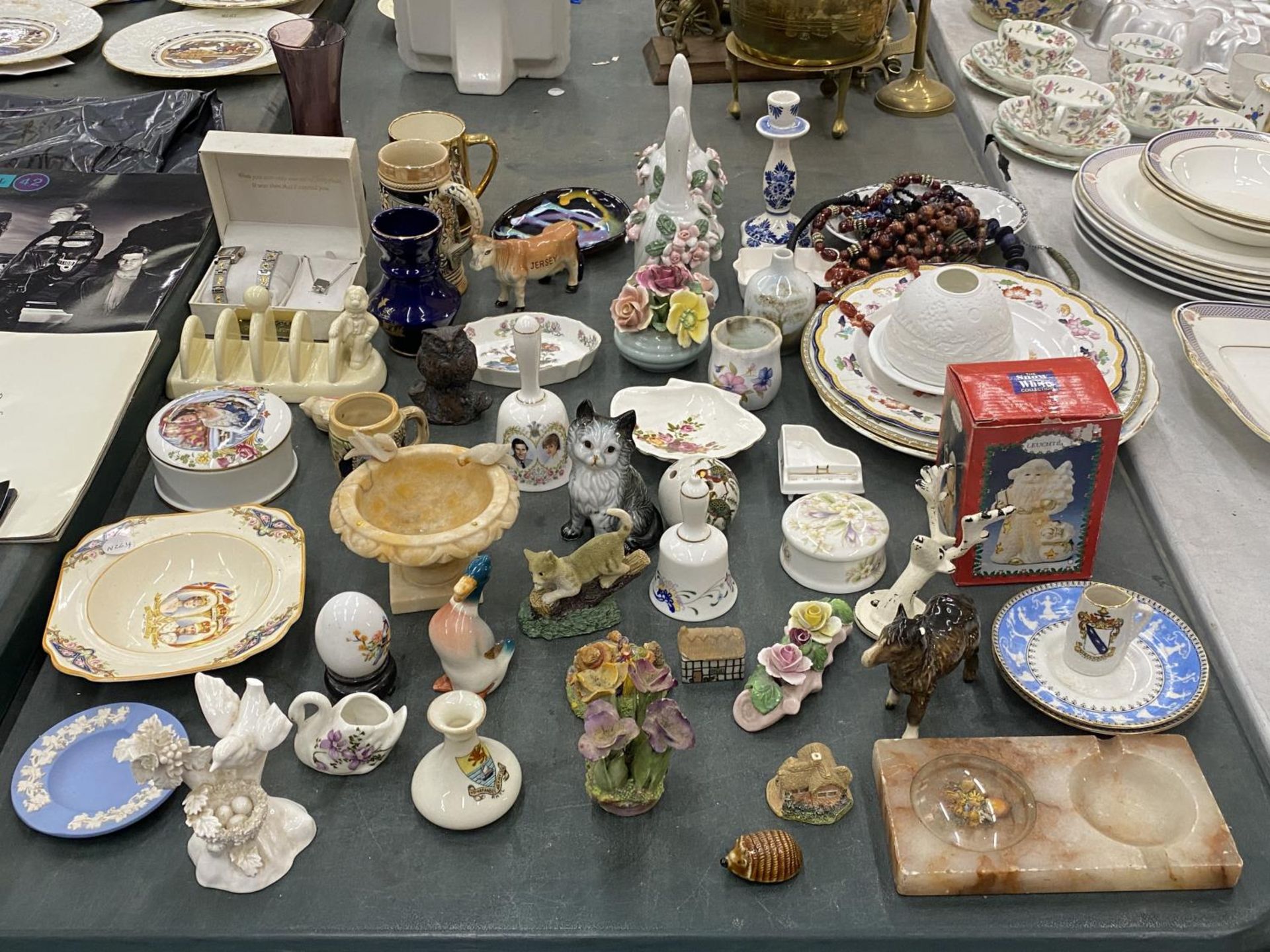 A LARGE MIXED LOT TO INCLUDE CERAMIC ANIMALS, PLATES, TRINKET BOXES, TANKARDS, A WATCH SET, ETC