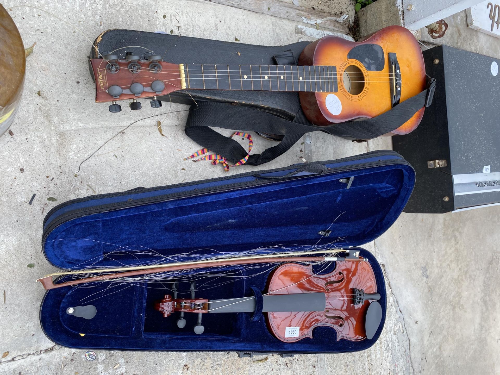 A CASED VIOLIN AND A CHILDS ACOUSTIC GUITAR - Bild 2 aus 2