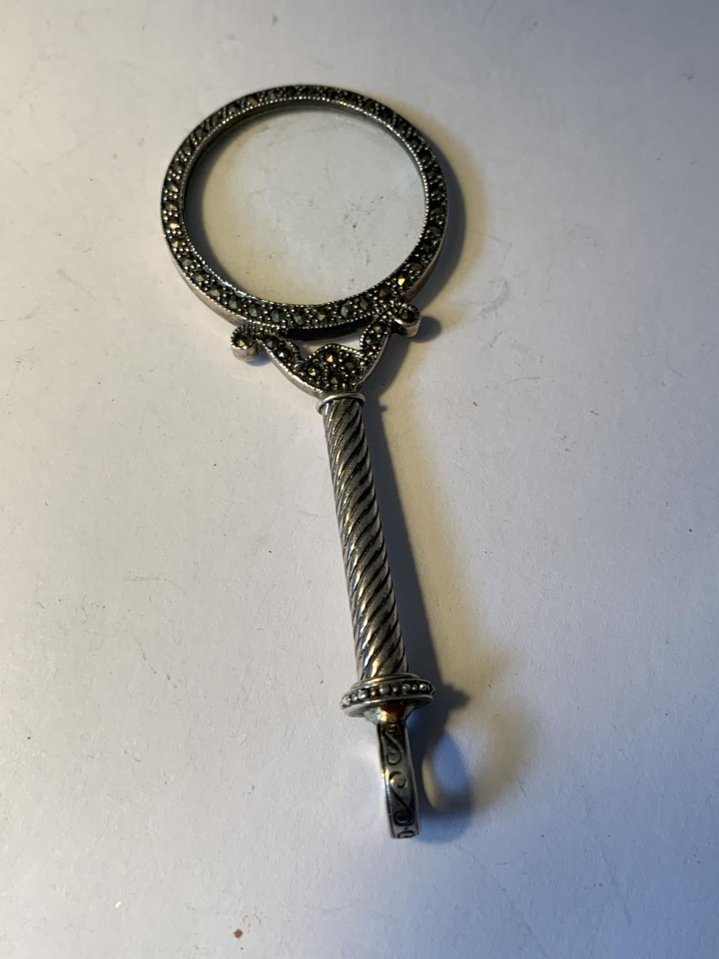 A MARKED 925 SILVER DECORATIVE MAGNIFYING GLASS