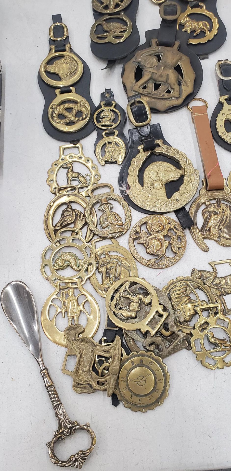 A LARGE QUANTITY OF VINTAGE HORSE BRASSES - Image 3 of 4