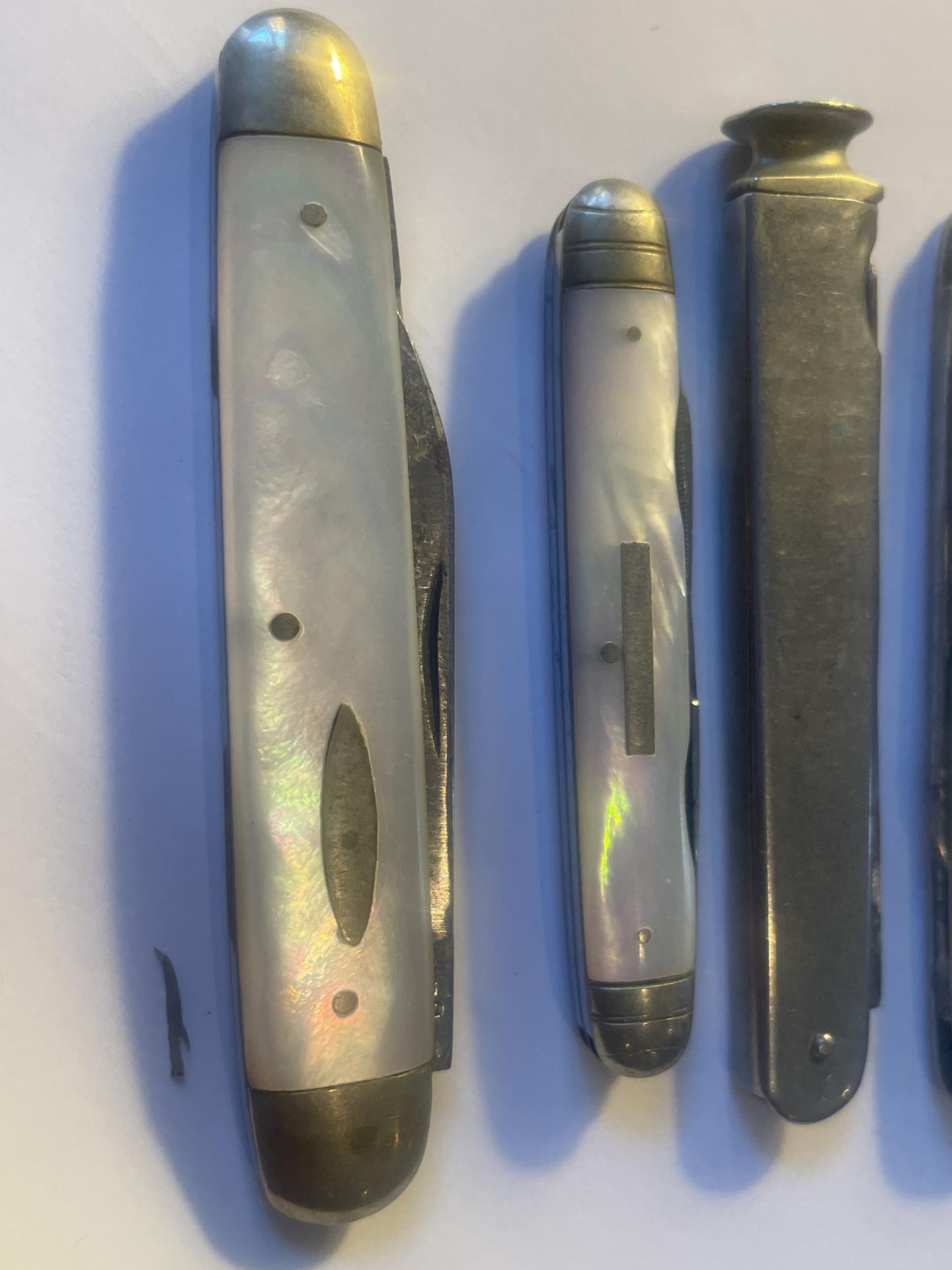 SIX VARIOUS PEN KNIVES TI INCLUDE MOTHER OF PEARL EXAMPLES - Image 3 of 4