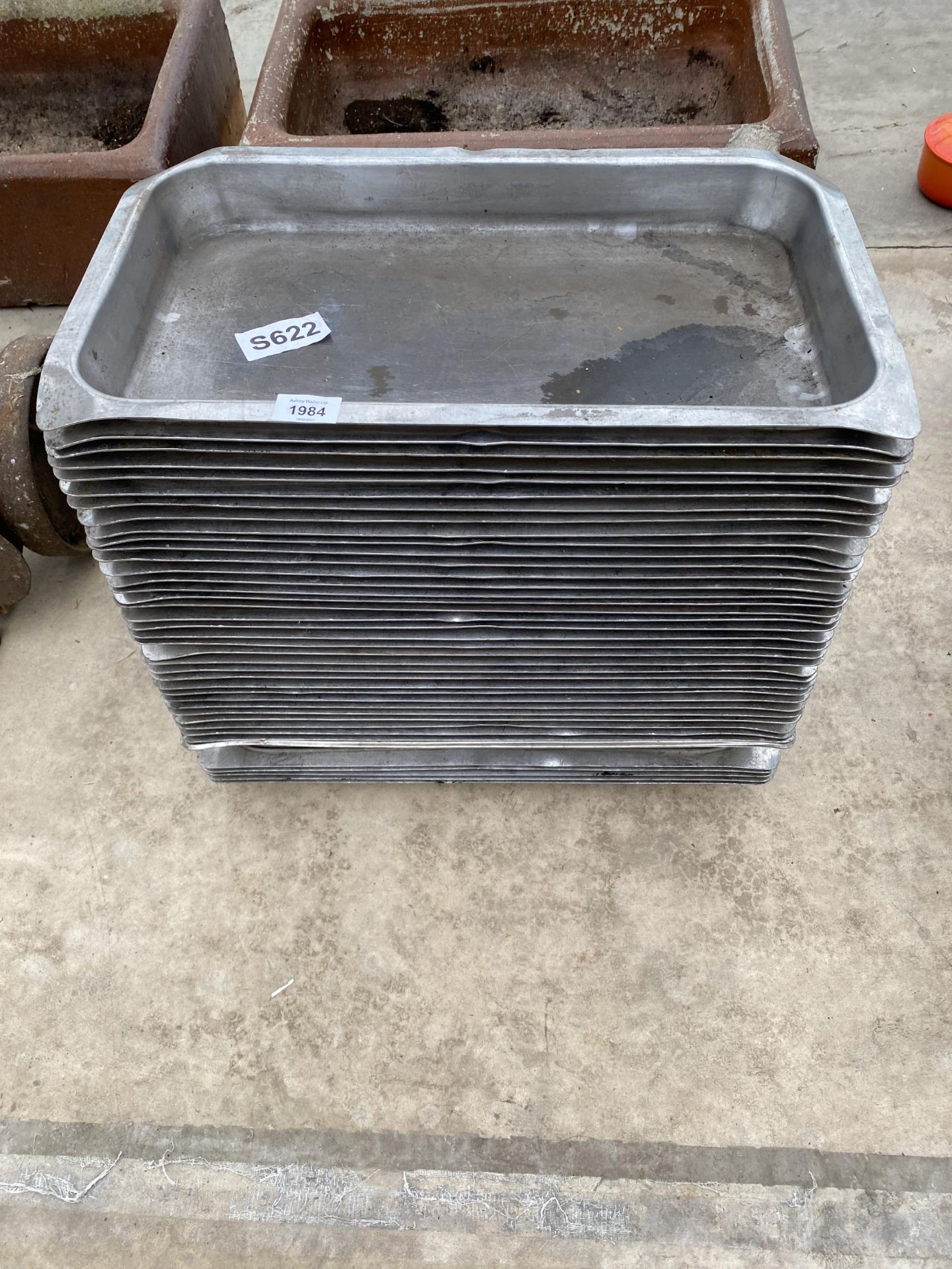 A LARGE QUANTITY OF STAINLESS STEEL TRAYS