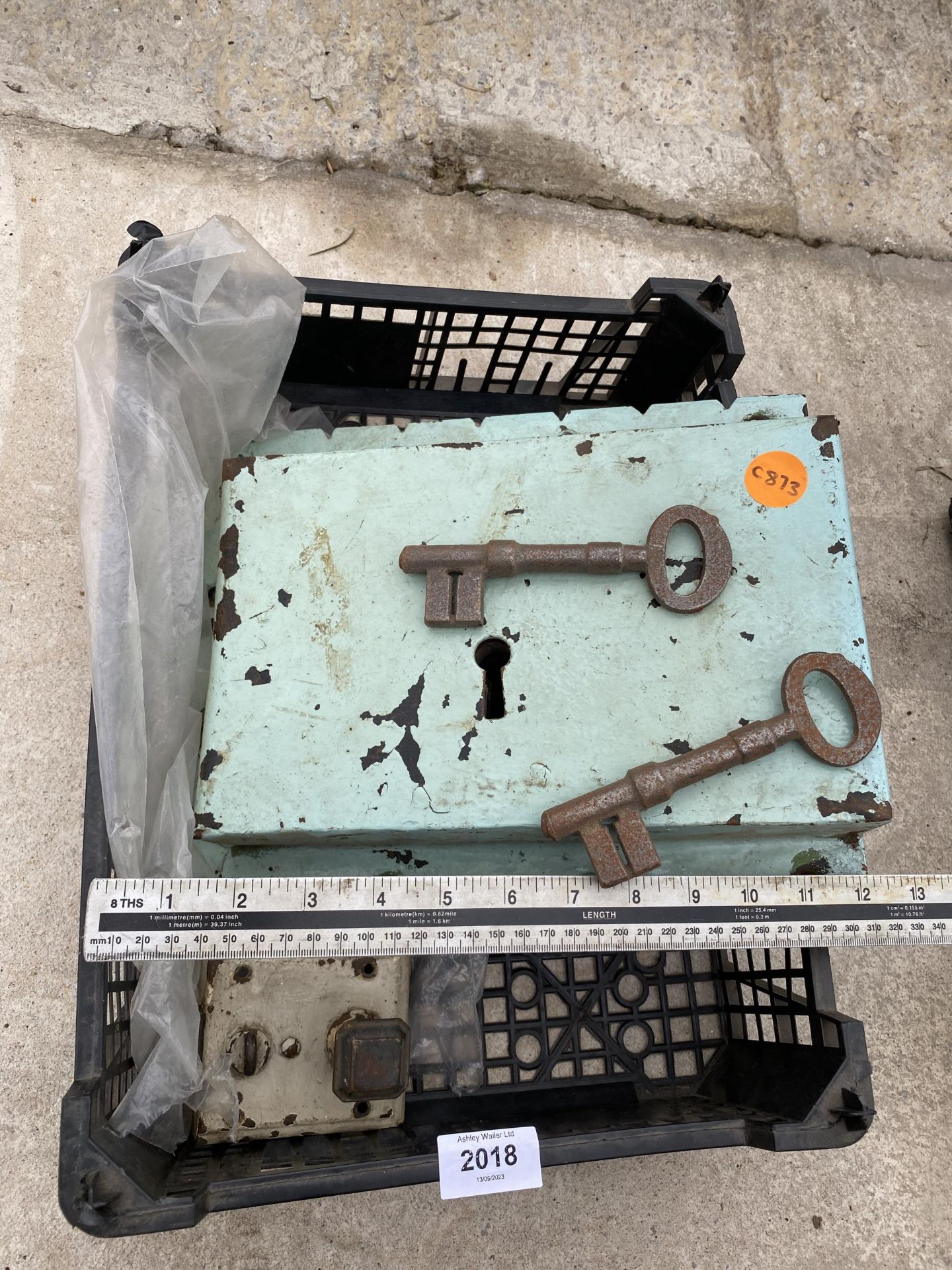 A VERY LARGE HEAVY DUTY VINTAGE LOCK WITH KEYS - Image 3 of 5