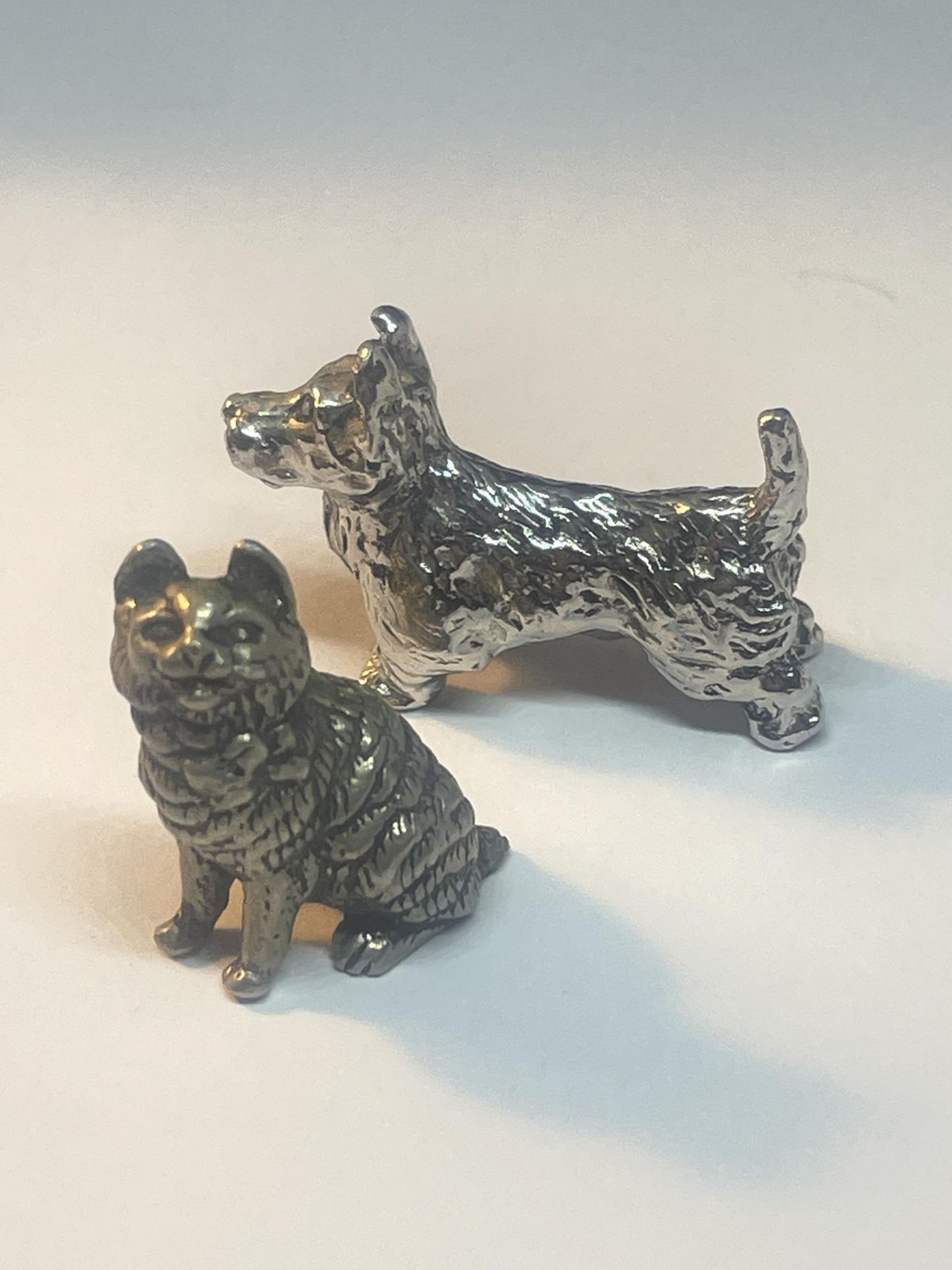 FOUR ITEMS TO INCLUDE A MINIATURE PEWTER TORTOISE, TWO WHITE METAL FIGURES - A DOG AND A CAT AND A - Image 2 of 4