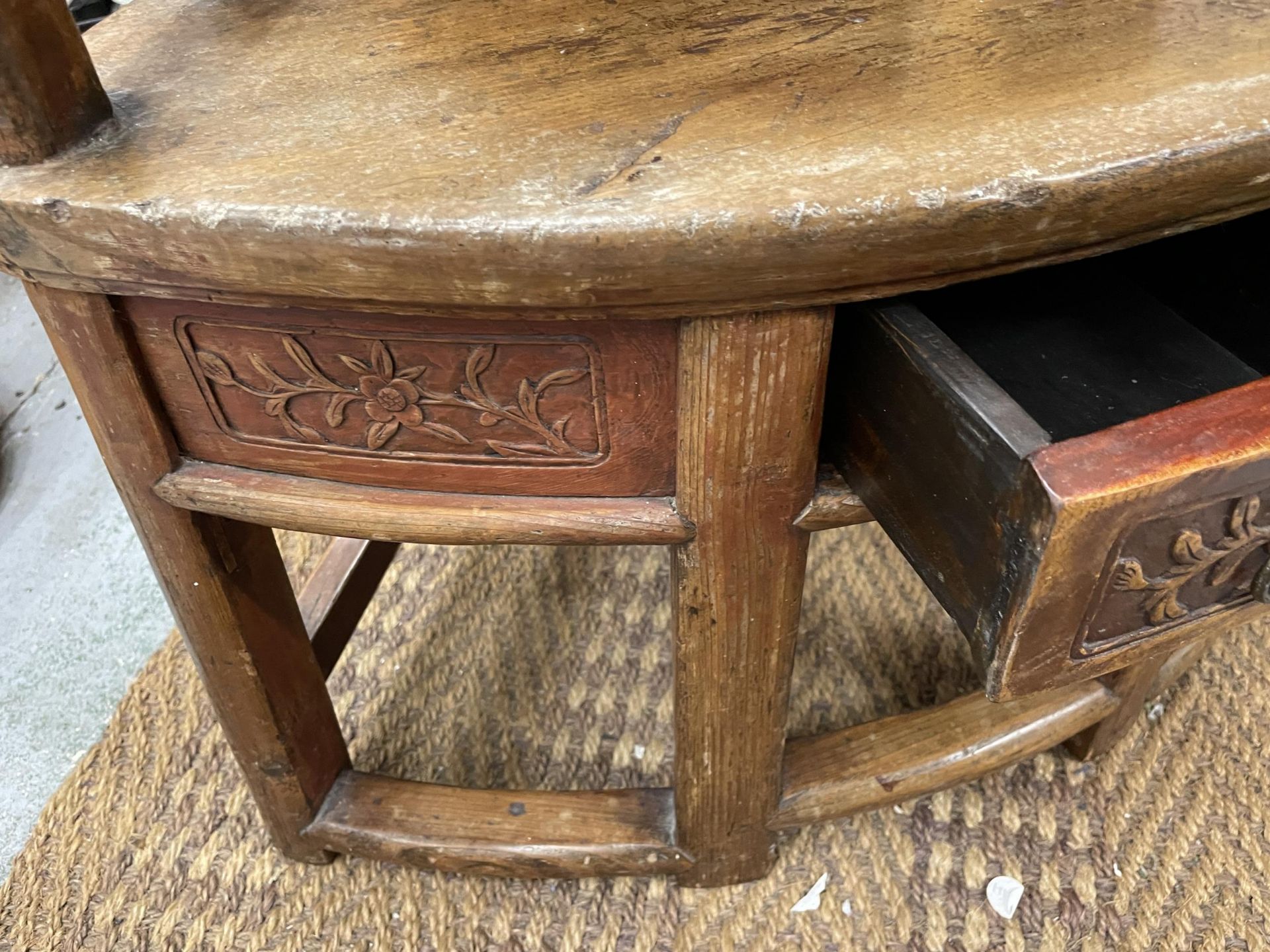 A VINTAGE CHINESE CARVED HARDWOOD CHILD'S ARMCHAIR WITH LOWER DRAWER TO SEAT, HEIGHT 80CM, WIDTH - Bild 4 aus 6