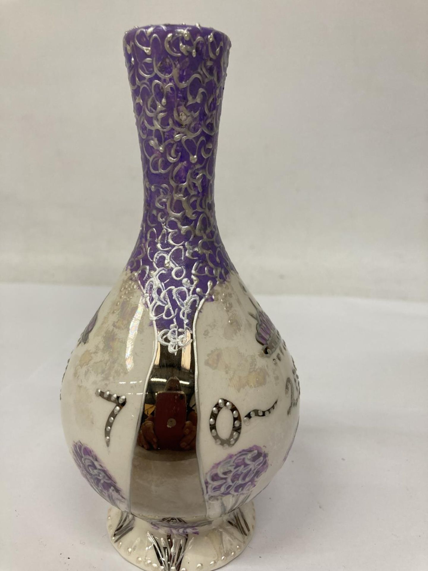 AN ANITA HARRIS HAND PAINTED AND SIGNED LIMITED EDITION 70 GLORIOUS YEARS VASE WITH COA - Bild 4 aus 7