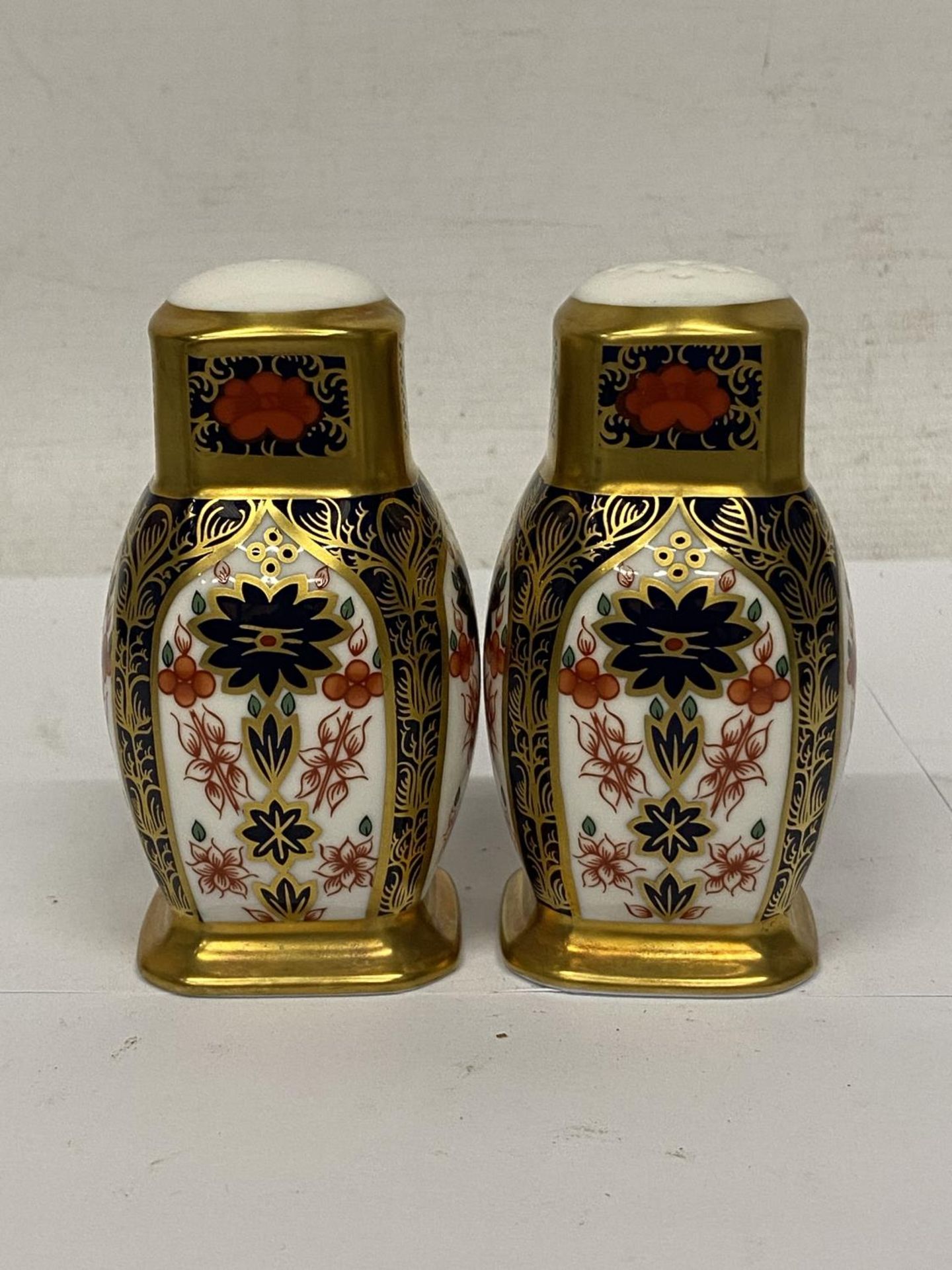 A PAIR OF ROYAL CROWN DERBY OLD IMARI SALT AND PEPPER POTS IN ORIGINAL BOX - Image 2 of 3