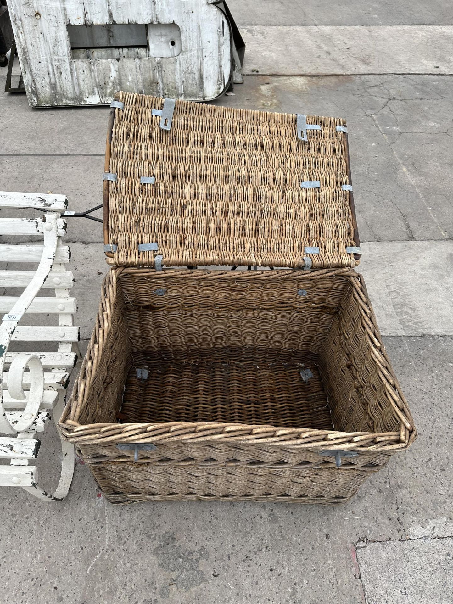 A LARGE WICKER LOG BASKET WITH HINGED LID AND METAL BANDING - Image 3 of 3