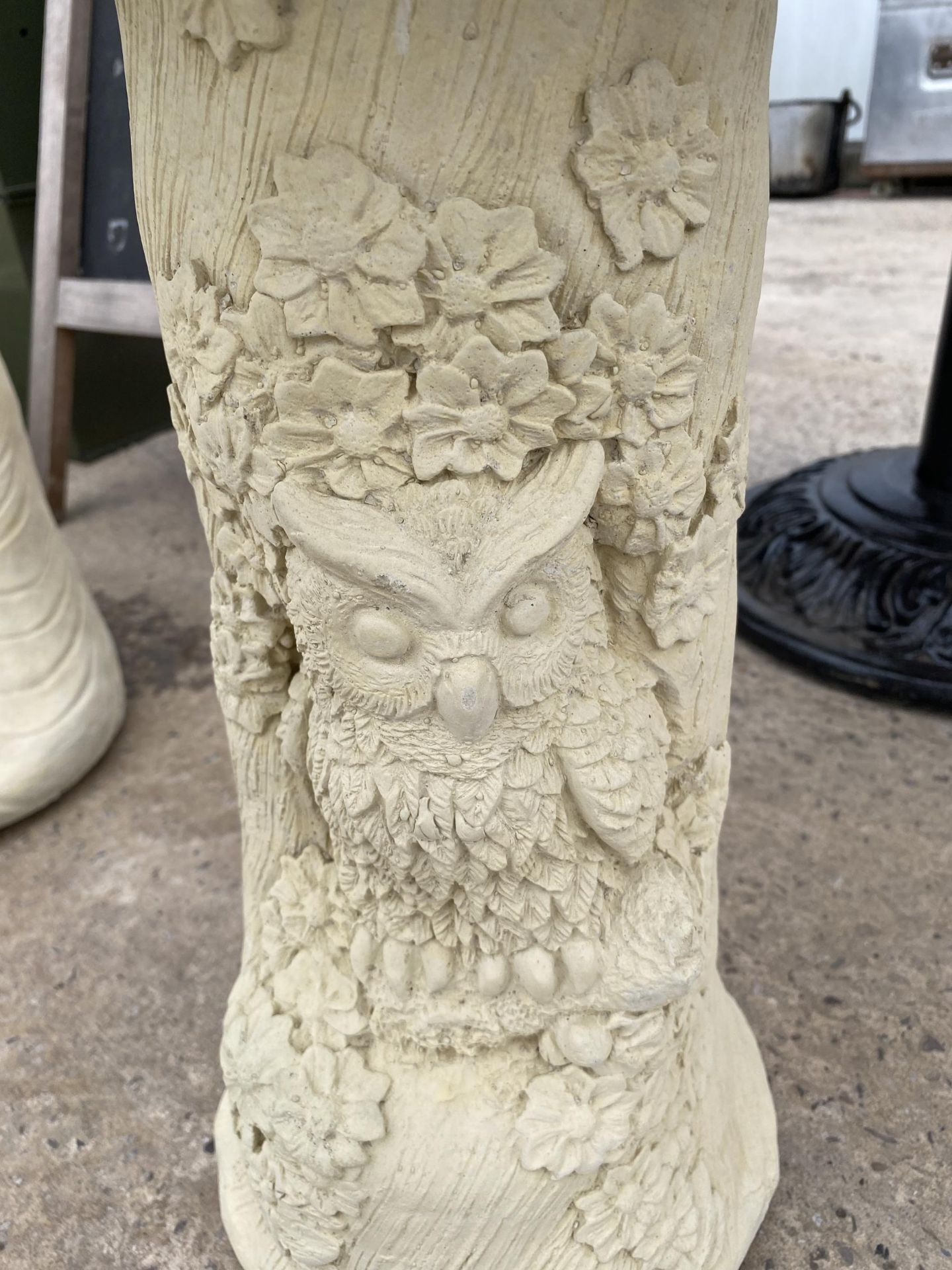 AN AS NEW EX DISPLAY CONCRETE 'OWL BIRDBATH' *PLEASE NOTE VAT TO BE PAID ON THIS ITEM* - Image 2 of 5