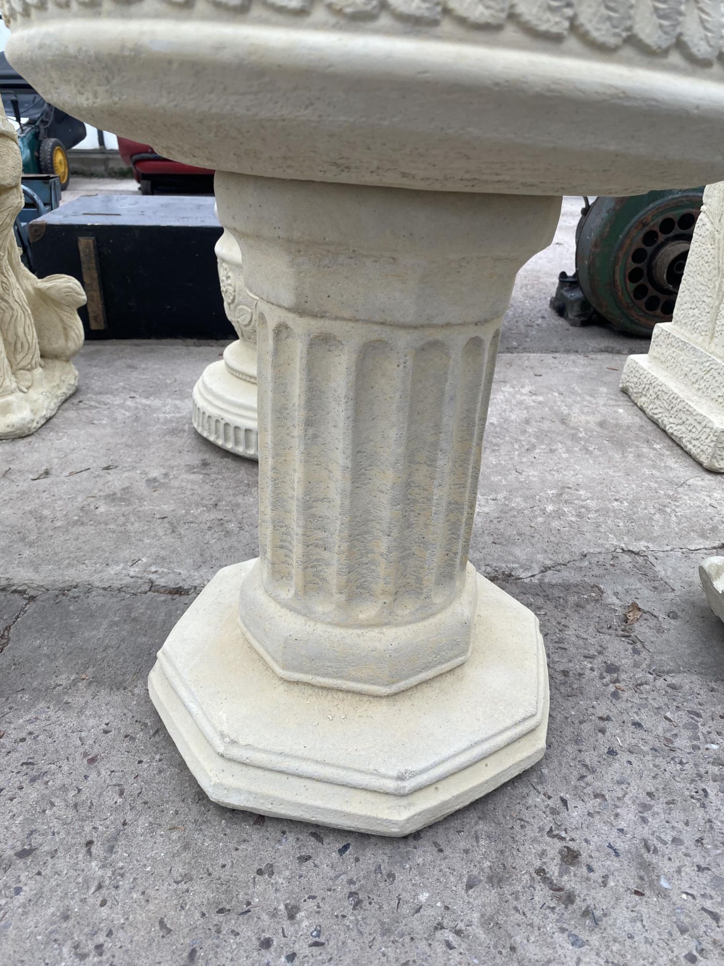 AN AS NEW EX DISPLAY CONCRETE COLUMN BIRDBATH *PLEASE NOTE VAT TO BE PAID ON THIS ITEM* - Image 2 of 3