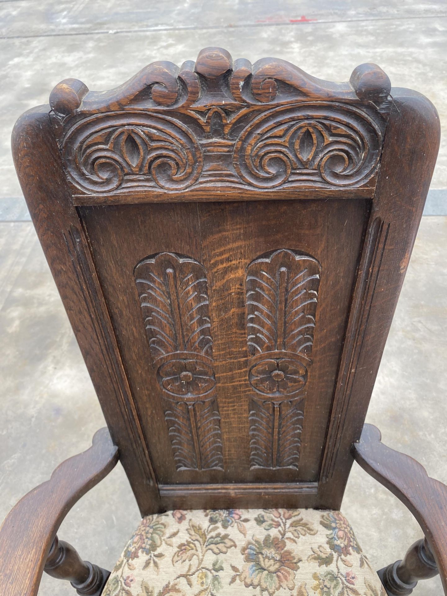 AN OAK EARLY 20TH CENTURY JACOBEAN STYLE THRONE CHAIR ON TURNED BULBOUS LEGS, WITH CARVED PANEL BACK - Image 4 of 5