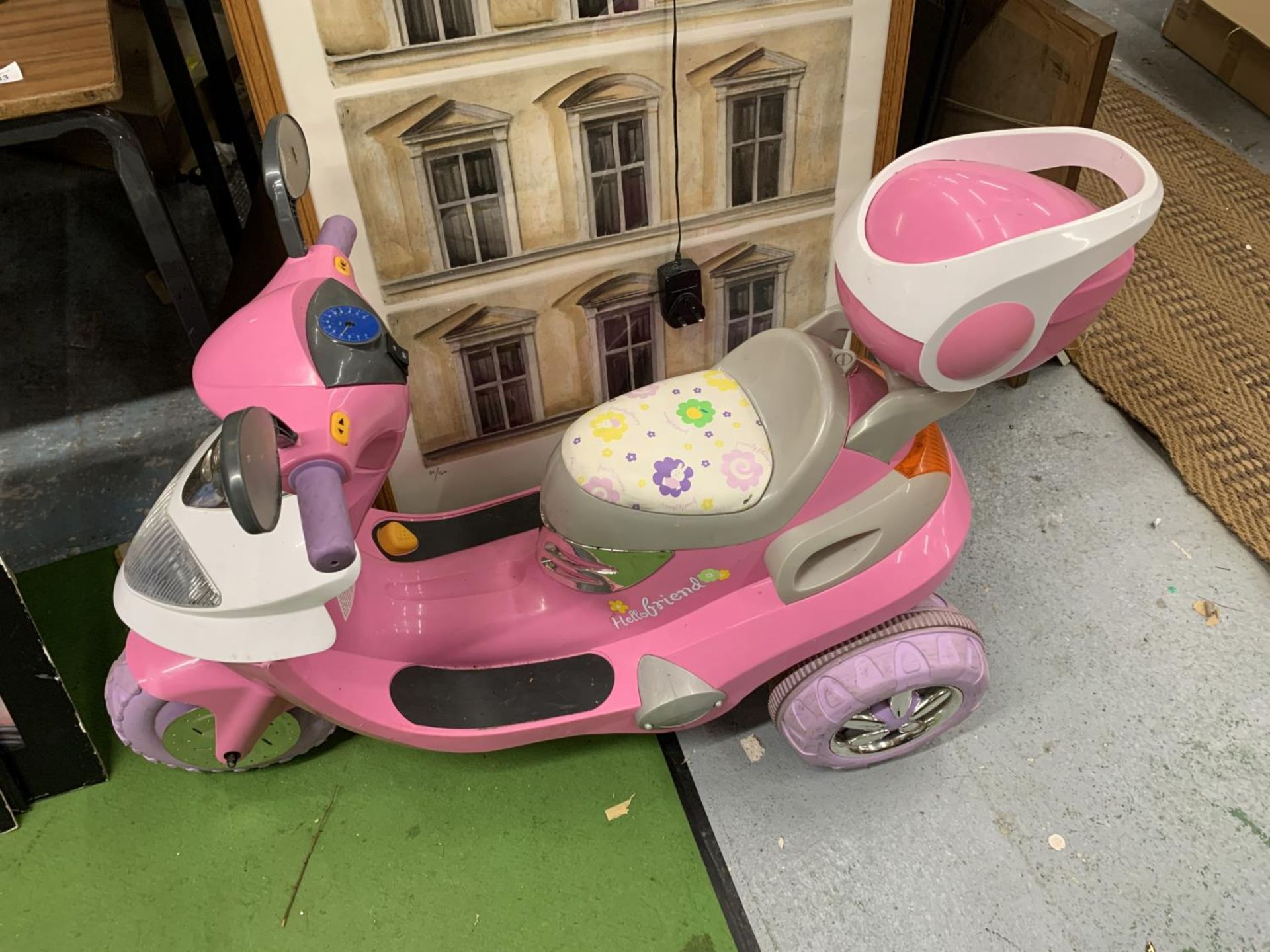 A CHILDREN'S PINK ELECTRIC THREE WHEELED SCOOTER WITH CHARGER - VENDOR STATES IN WORKING ORDER AND - Bild 2 aus 4