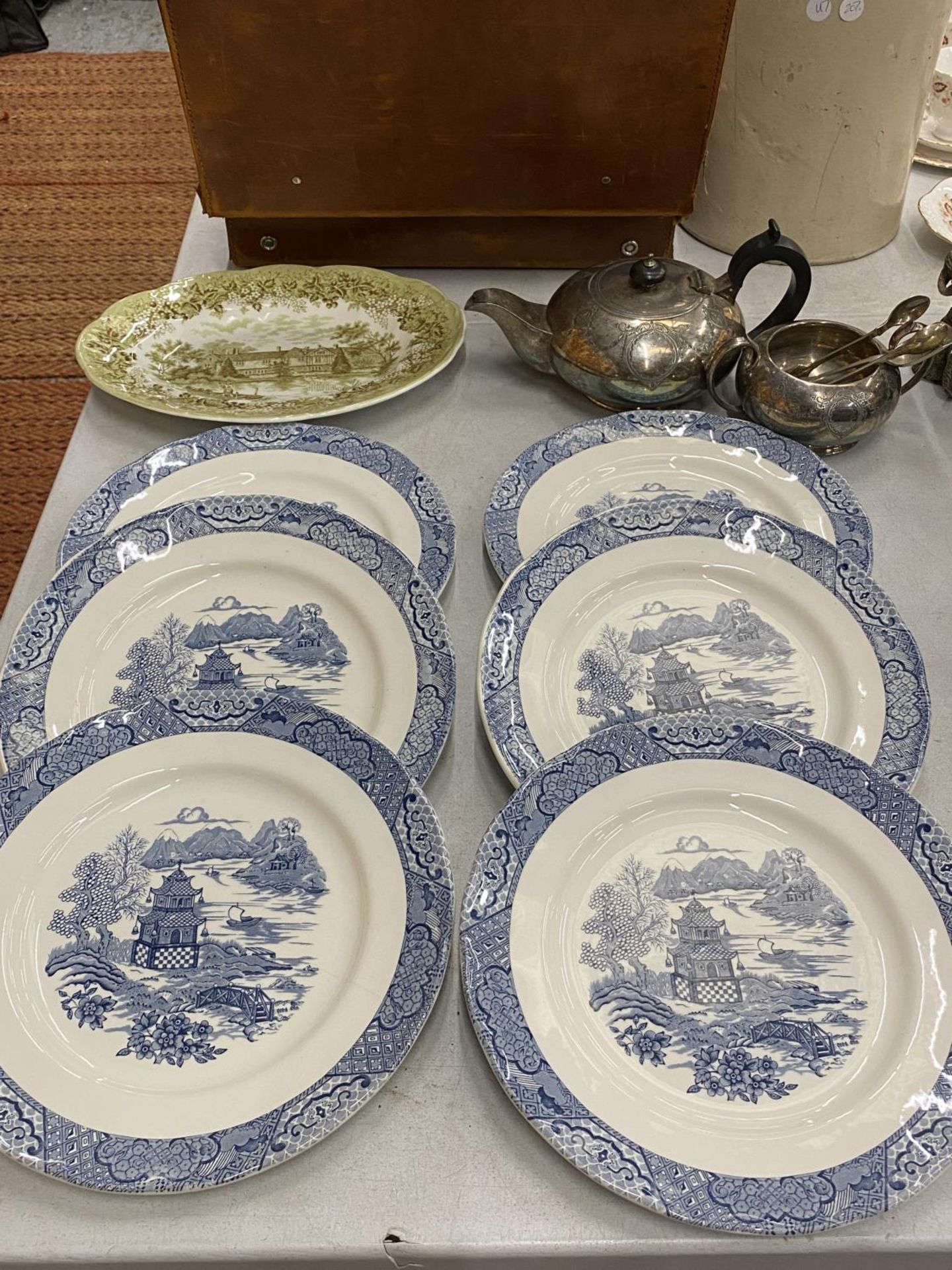 SIX VINTAGE WILLOW PATTERN PLATES, A MEAKIN 'ROMANTIC ENGLAND' SERVING PLATE PLUS A SILVER PLATED