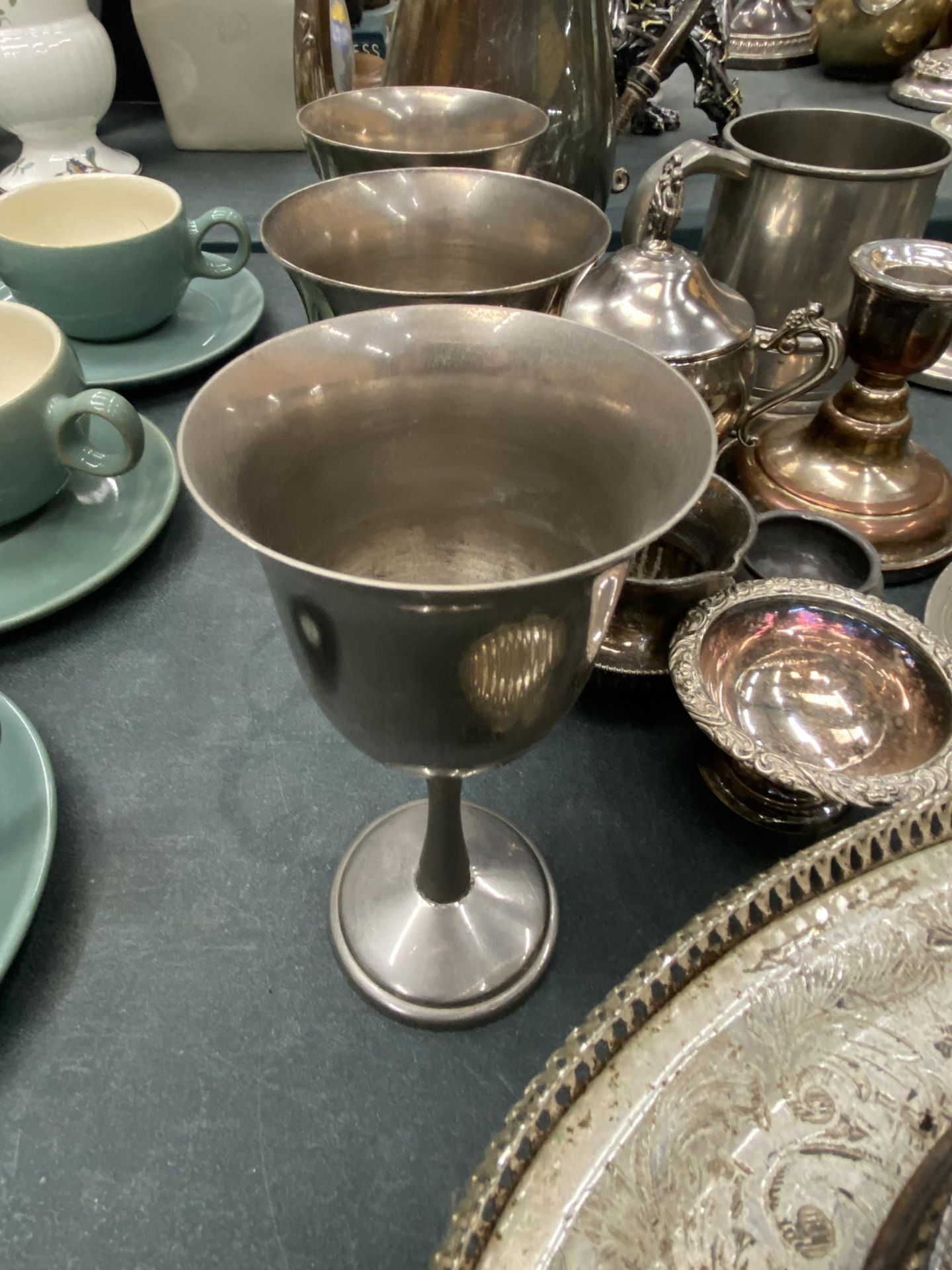 A LARGE QUANTITY OF VINTAGE SILVER PLATED ITEMS TO INCLUDE GALLERIED TRAYS, GOBLETS, CANDLEABRAS, - Image 4 of 5