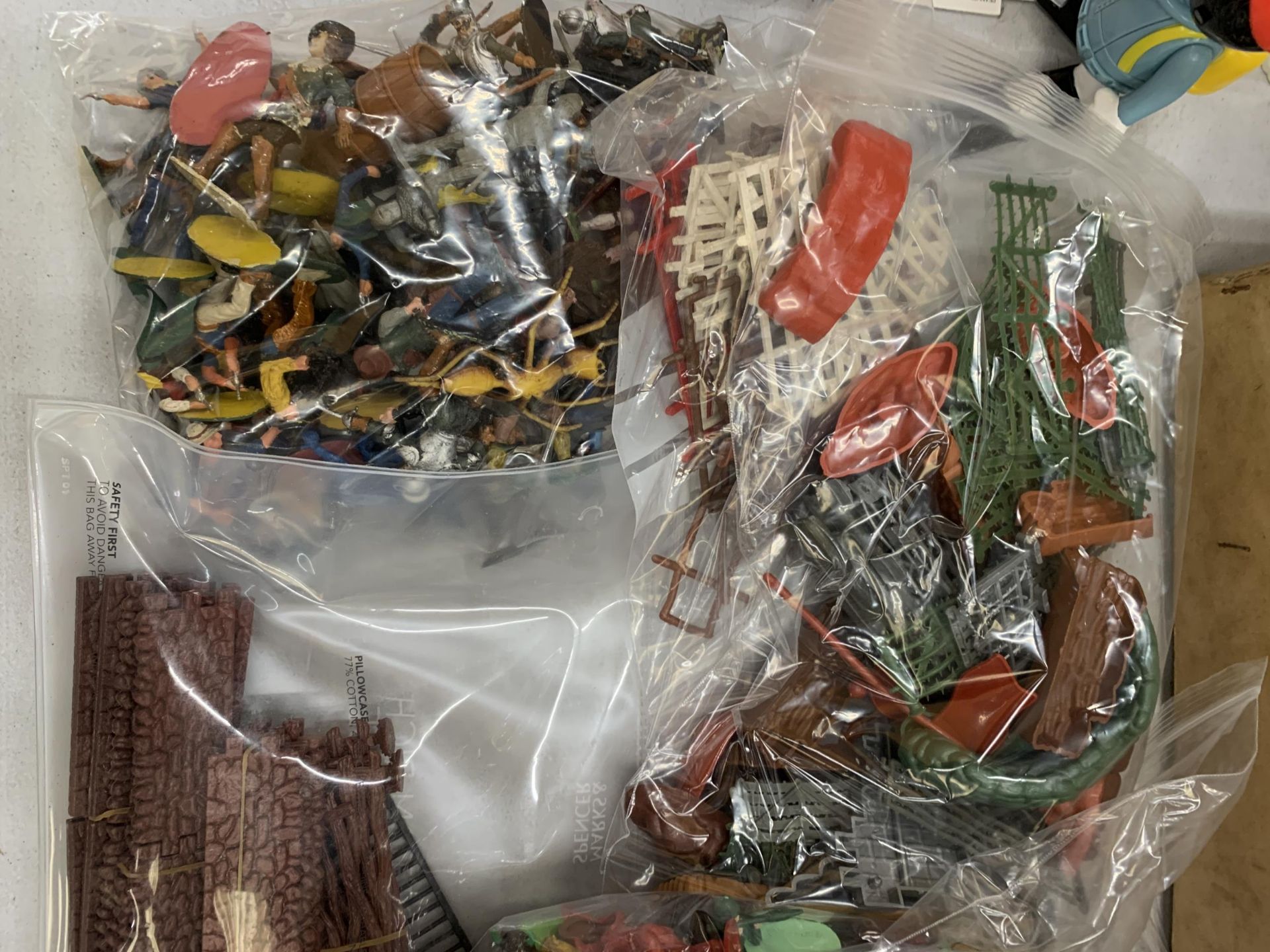 A COLLECTION OF ARMY MEN PLASTIC FIGURES IN BAGS - Image 5 of 5