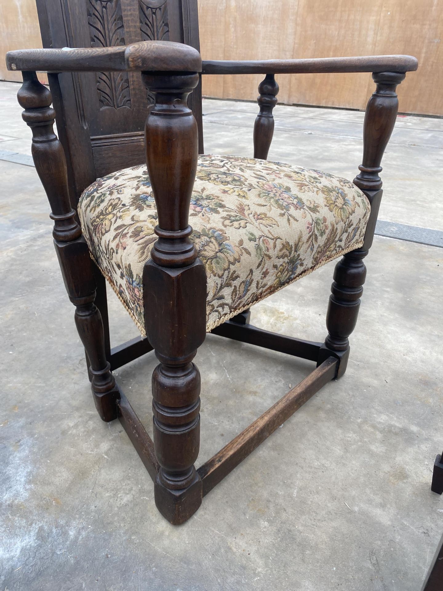 AN OAK EARLY 20TH CENTURY JACOBEAN STYLE THRONE CHAIR ON TURNED BULBOUS LEGS, WITH CARVED PANEL BACK - Image 3 of 5