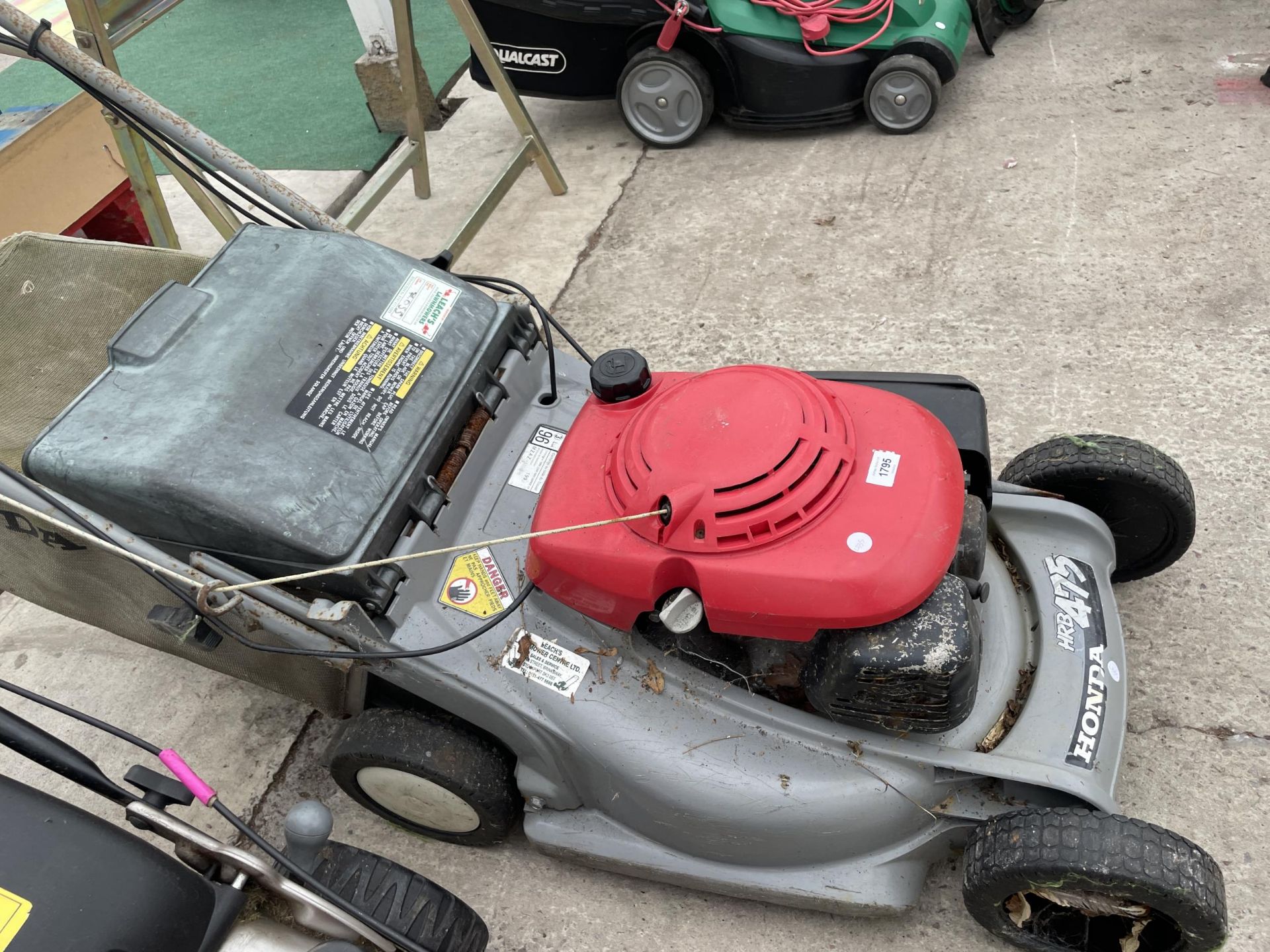 A HONDA HRB475 PETROL LAWN MOWER WITH GRASS BOX - Bild 4 aus 4