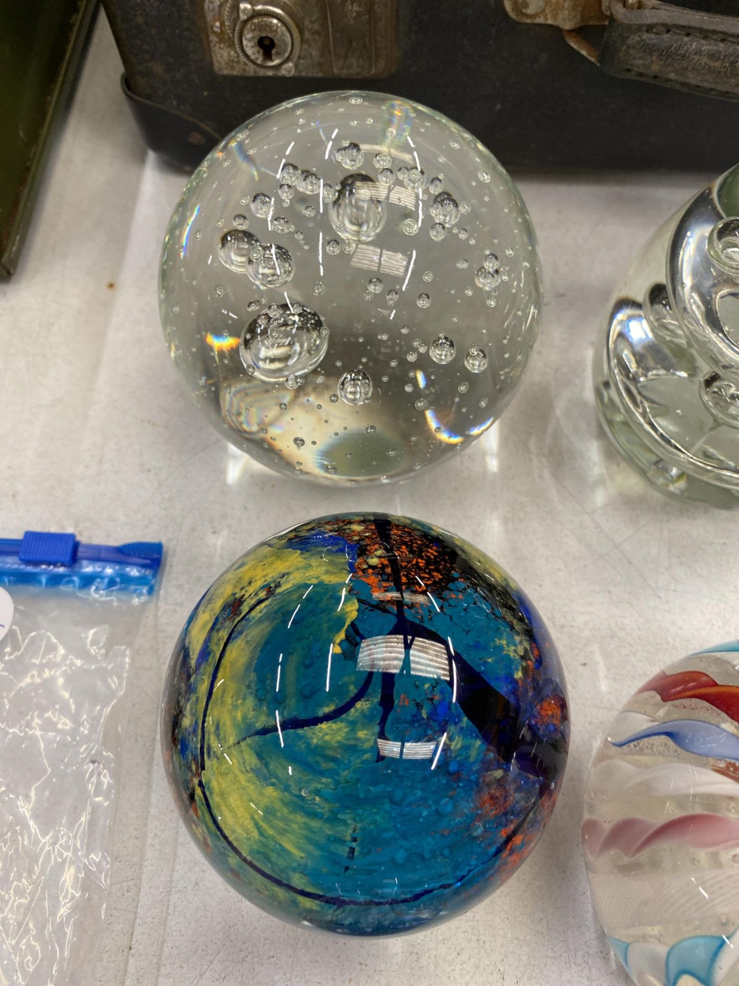 A LARGE QUANTITY OF GLASS PAPERWEIGHTS - 14 IN TOTAL - Bild 5 aus 5