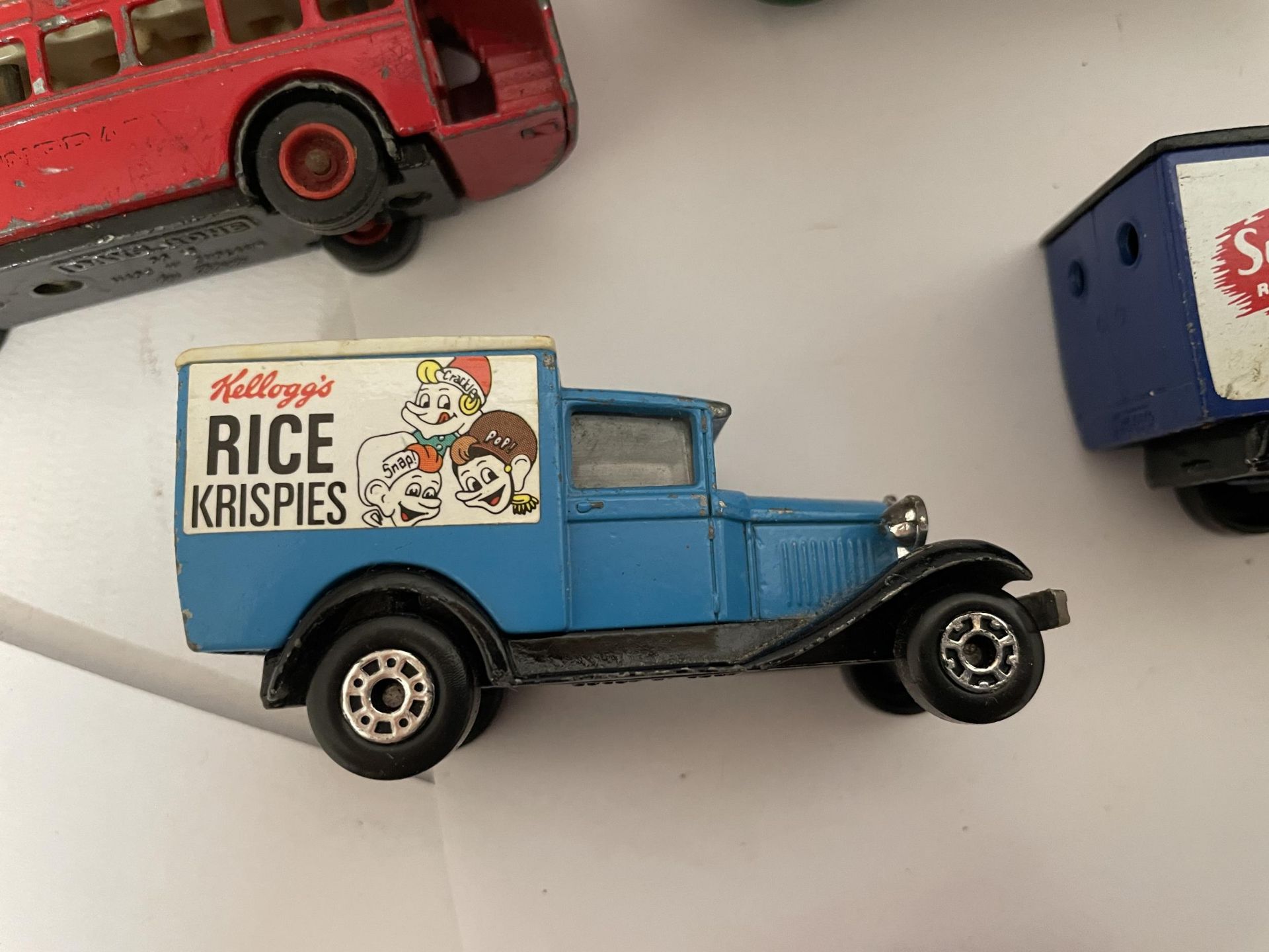 A COLLECTION OF UNBOXED DIE-CAST VINTAGE VANS AND CARS TO INCLUDE LLEDO, ETC - Image 2 of 3