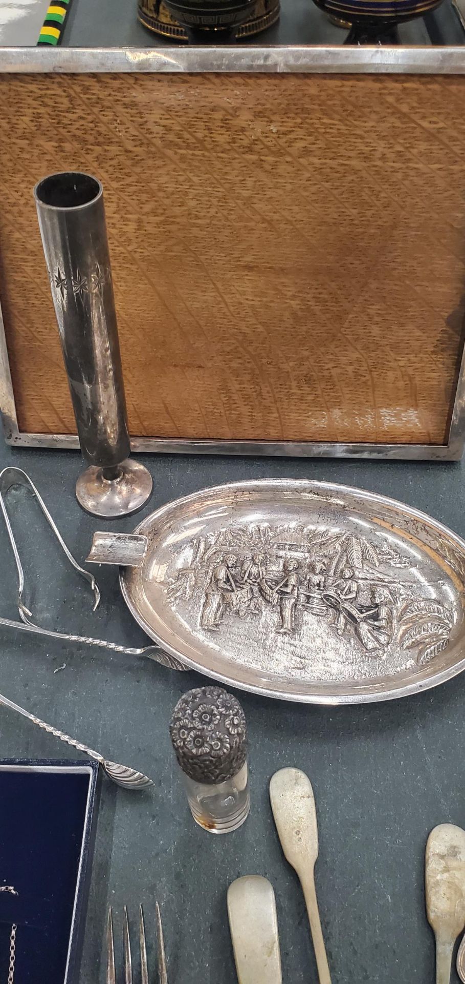 A MIXED LOT OF SILVER AND SILVER PLATED ITEMS, FISH SERVERS, PHOTO FRAME, SALVER, ETC - Image 3 of 4