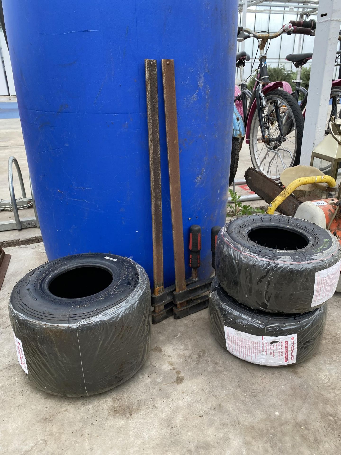 AN ASSORTMENT OF ITEMS TO INCLUDE GOKART TYRES, A BLUE DRUM AND SASH CLAMPS ETC - Image 2 of 3
