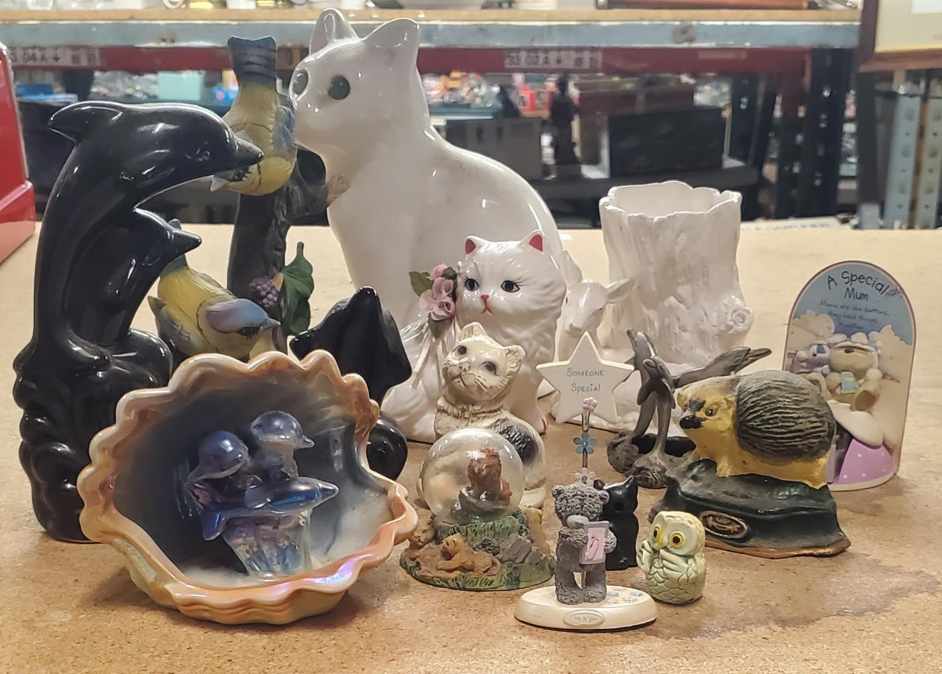 A MIXED GROUP OF CERAMIC FIGURES, CAT, DOLPHIN ETC
