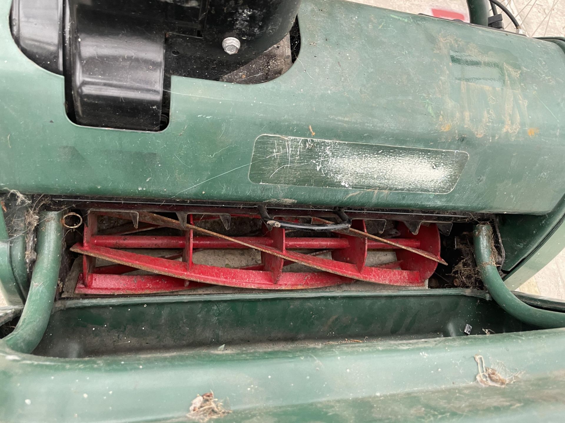 AN ATCO CYLINDER MOWER WITH GRASS BOX BELIEVED IN WORKING ORDER BUT NO WARRANTY - Image 3 of 4