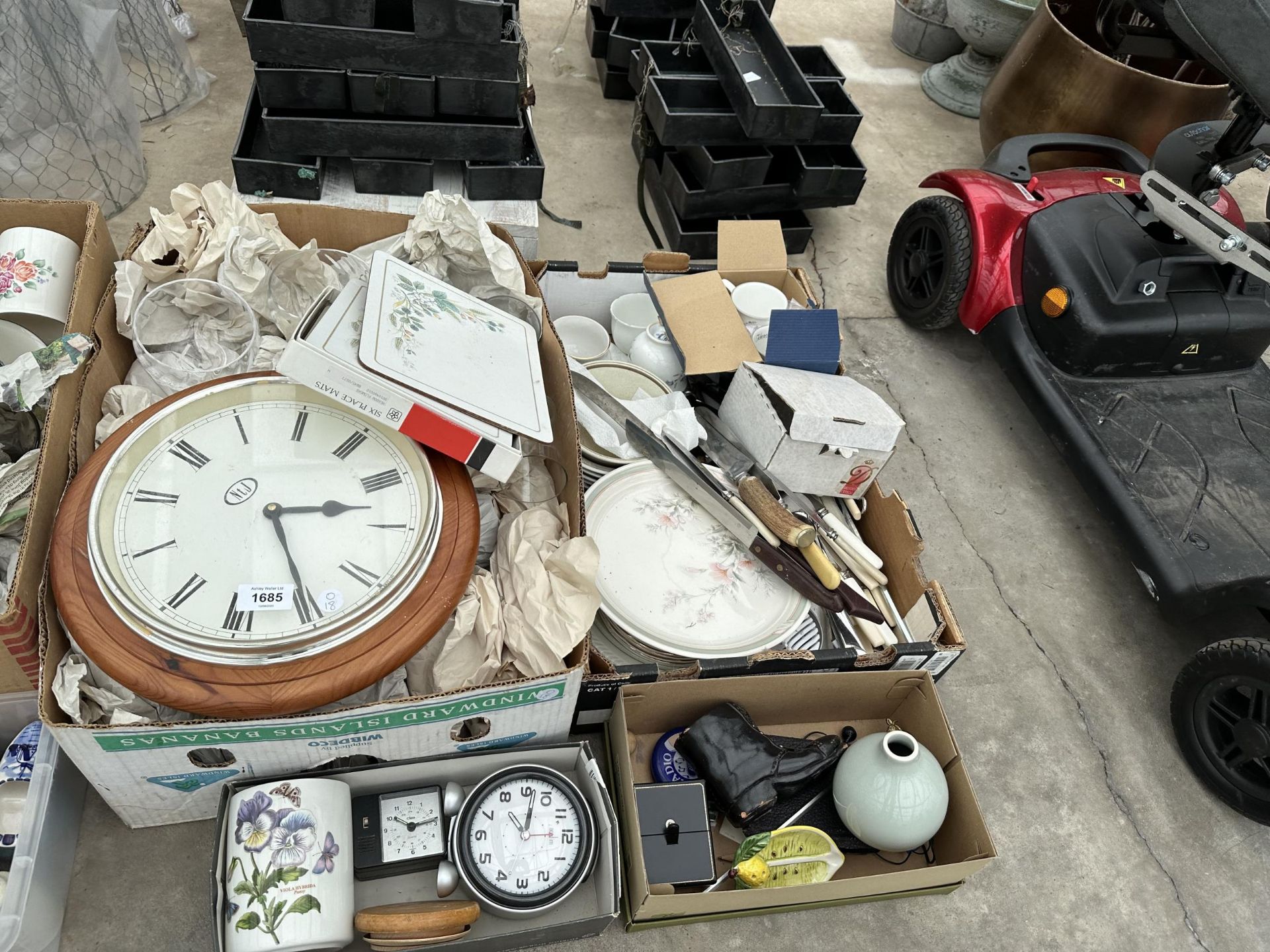 A LARGE ASSORTMENT OF HOUSEHOLD ITEMS TO INCLUDE CERAMICS AND CLOCKS ETC - Bild 2 aus 3