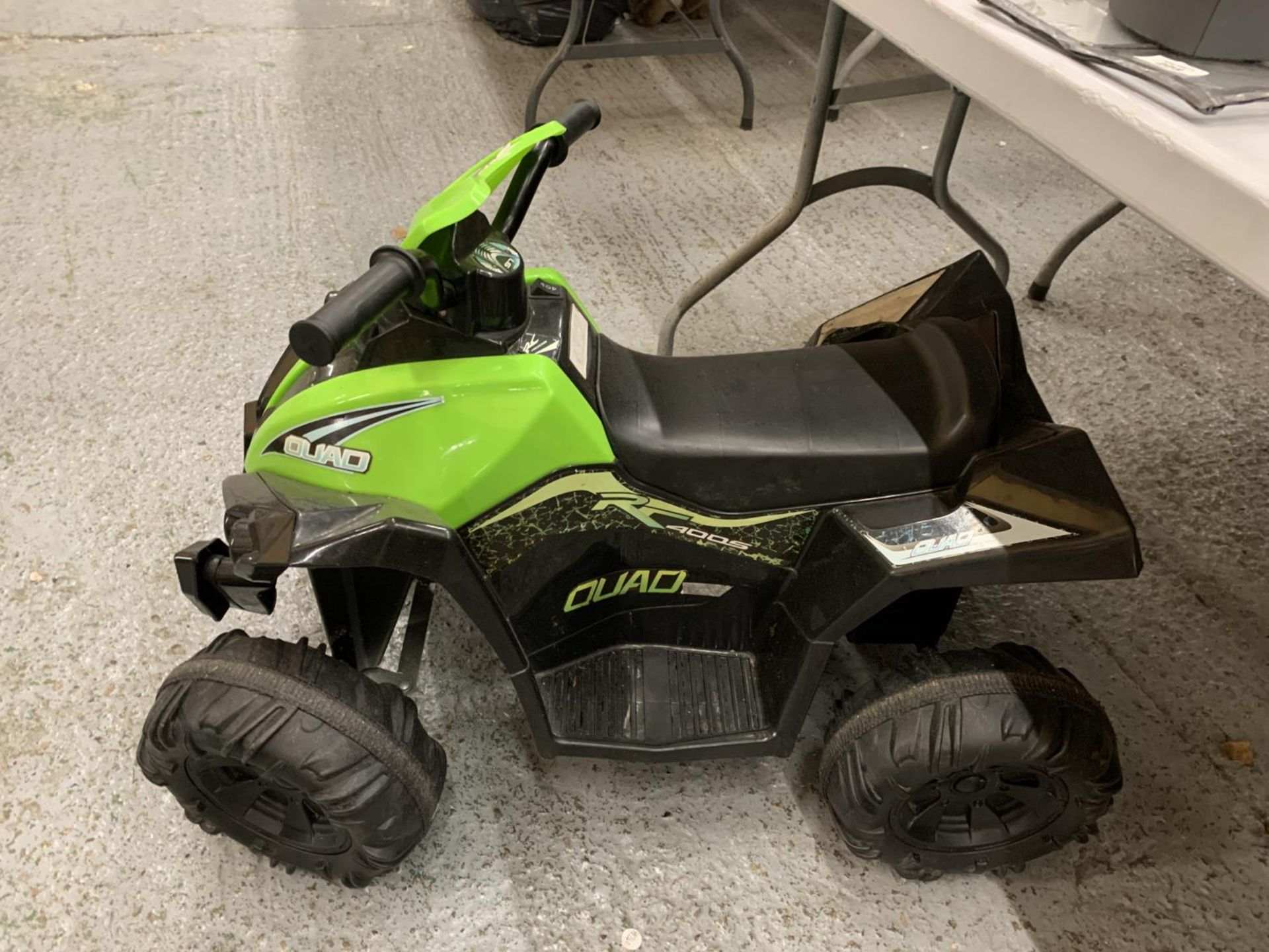 A CHILDREN'S ELECTRIC QUAD BIKE WITH CHARGER - VENDOR STATES IN WORKING ORDER AND VERY LITTLE USE, - Image 2 of 4