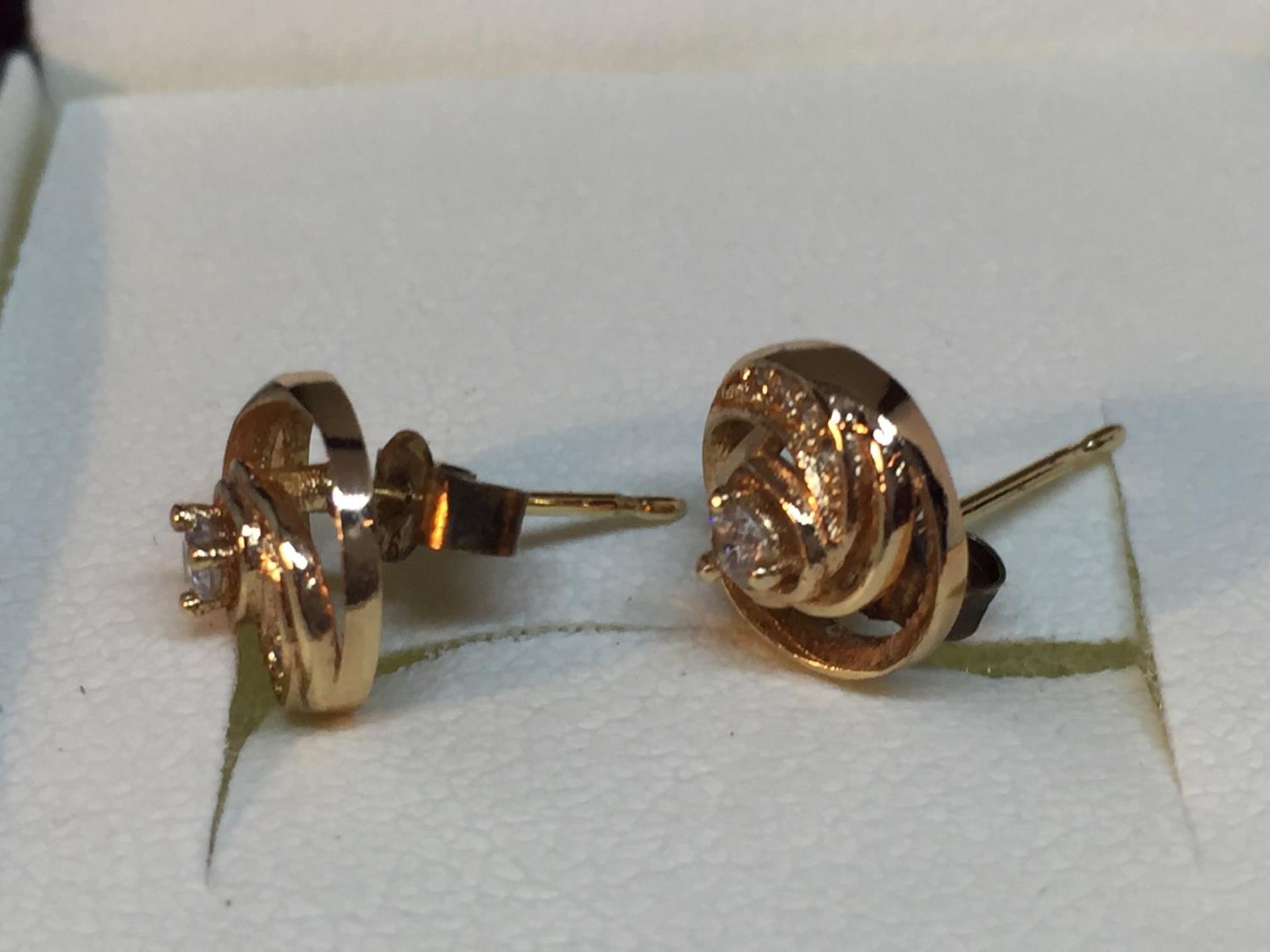 A PAIR OF 9 CARAT GOLD EARRINGS IN A PRESENTATION BOX - Bild 3 aus 3