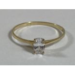 A VINTAGE 9CT YELLOW GOLD SOLITAIRE RING, SIZE R/S