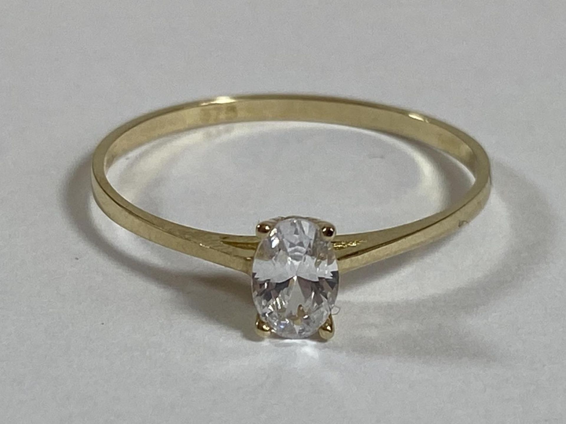 A VINTAGE 9CT YELLOW GOLD SOLITAIRE RING, SIZE R/S