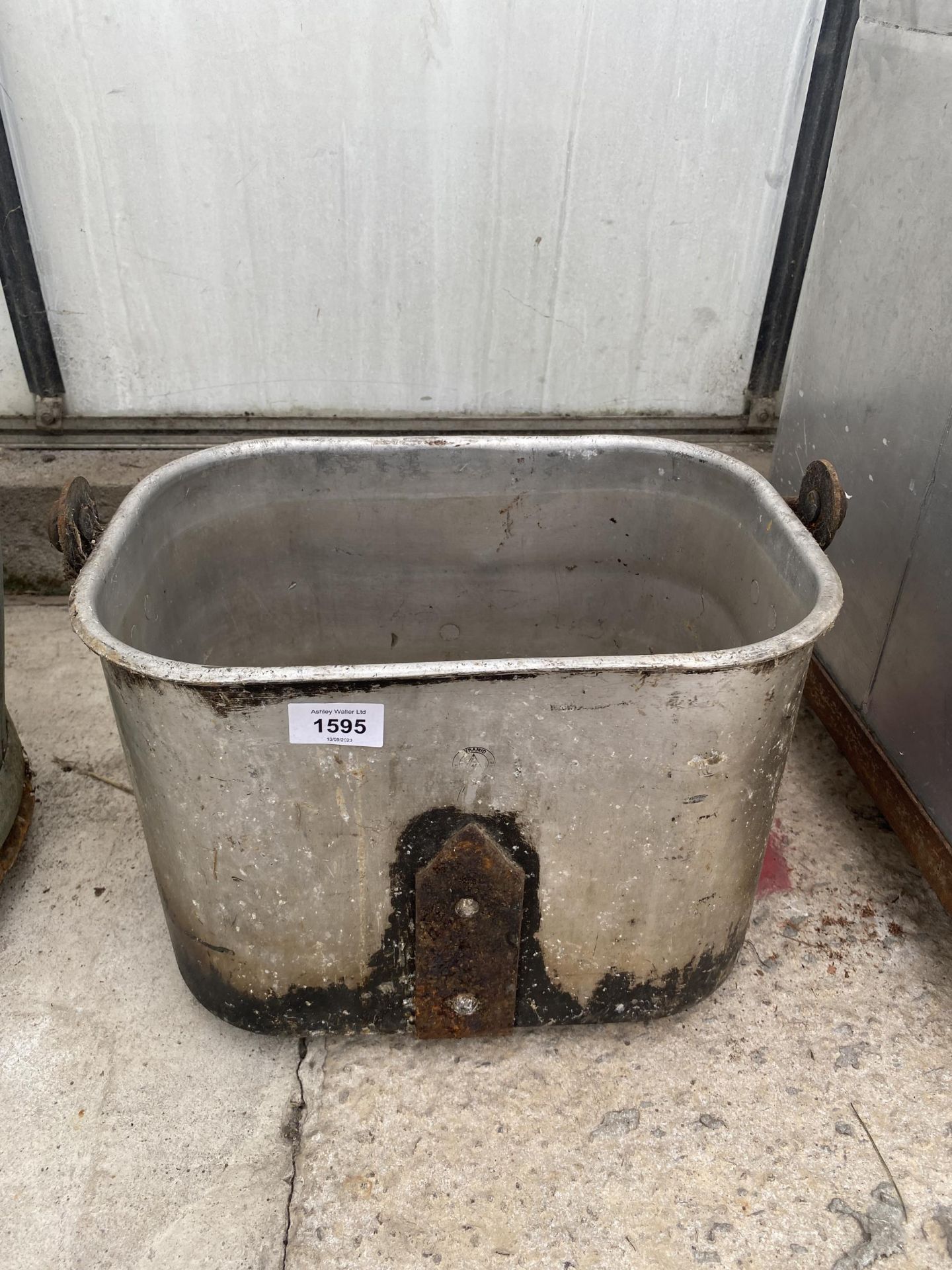 A SMALL VINTAGE ALUMINIUM COOKING POT WITH HANDLE