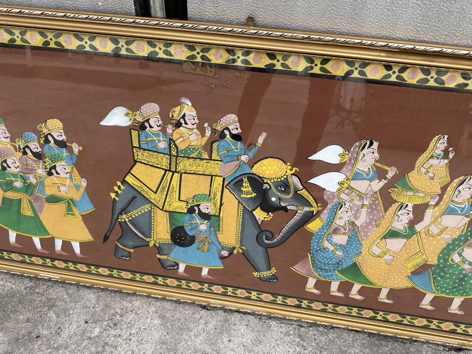 A LARGE GILT FRAMED PRINT OF AN INDIAN RELIGIOUS SCENE - Image 3 of 4