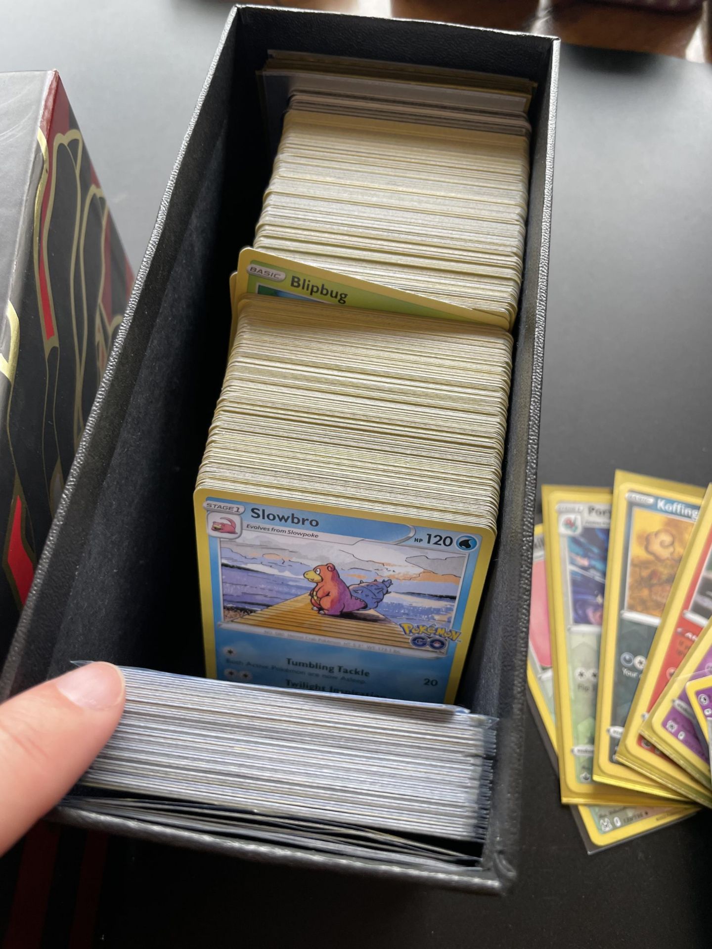 A TRAINER BOX OF ASSORTED POKEMON CARDS, HOLOS, TOKENS ETC - Image 3 of 5