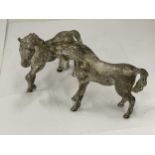 A PAIR OF SILVER PLATED VINTAGE HORSE ANIMAL FIGURES, HEIGHT 9CM