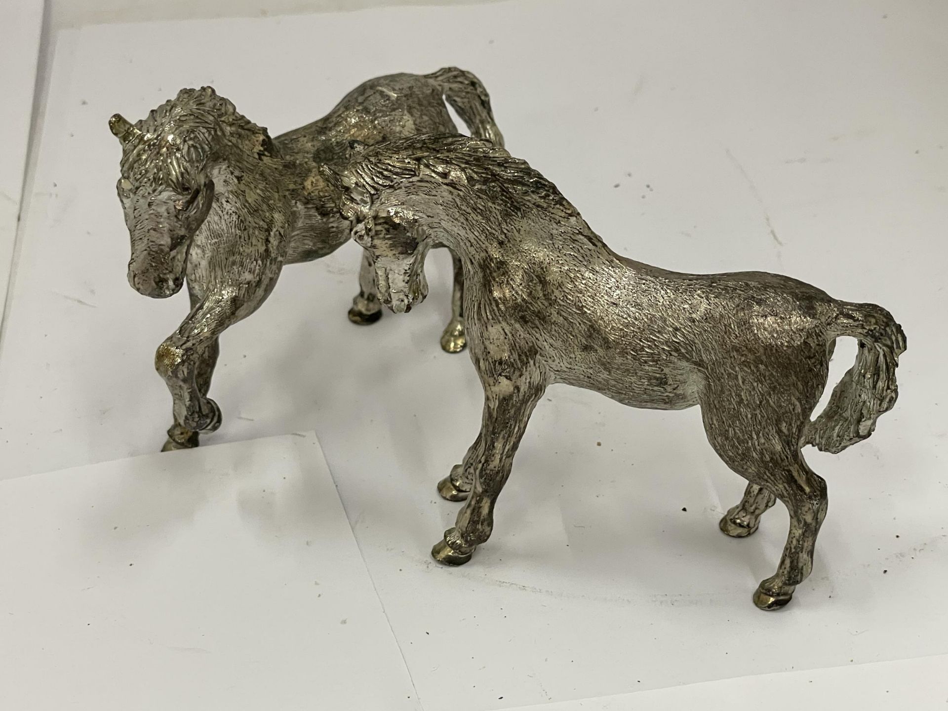 A PAIR OF SILVER PLATED VINTAGE HORSE ANIMAL FIGURES, HEIGHT 9CM