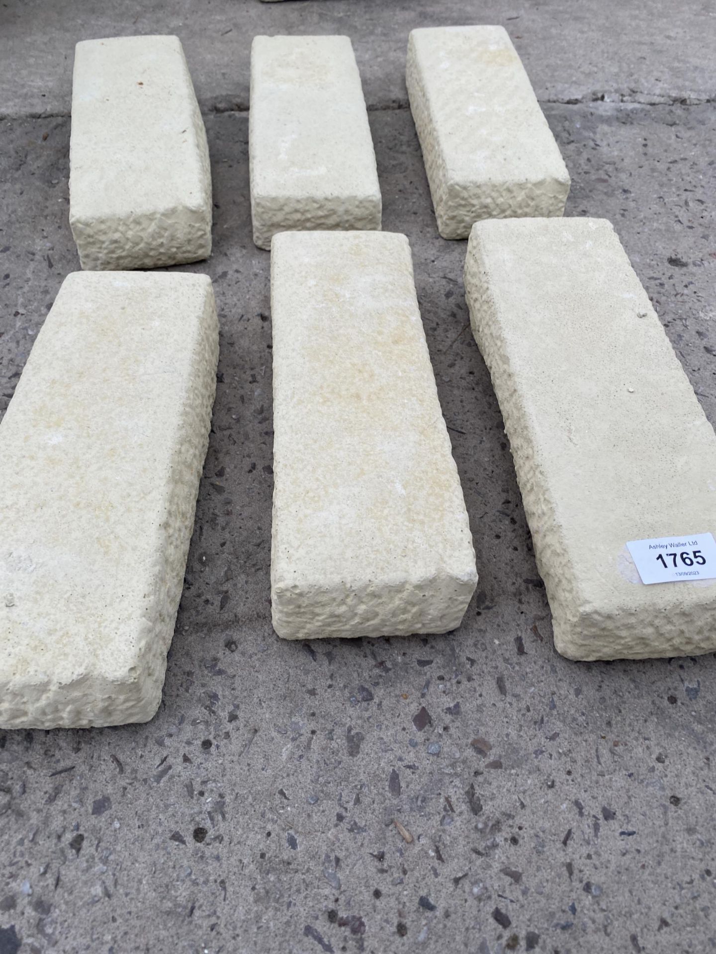 AN AS NEW EX DISPLAY CONCRETE SET OF SIX EDGING BLOCKS *PLEASE NOTE VAT TO BE PAID ON THIS ITEM* - Bild 4 aus 4