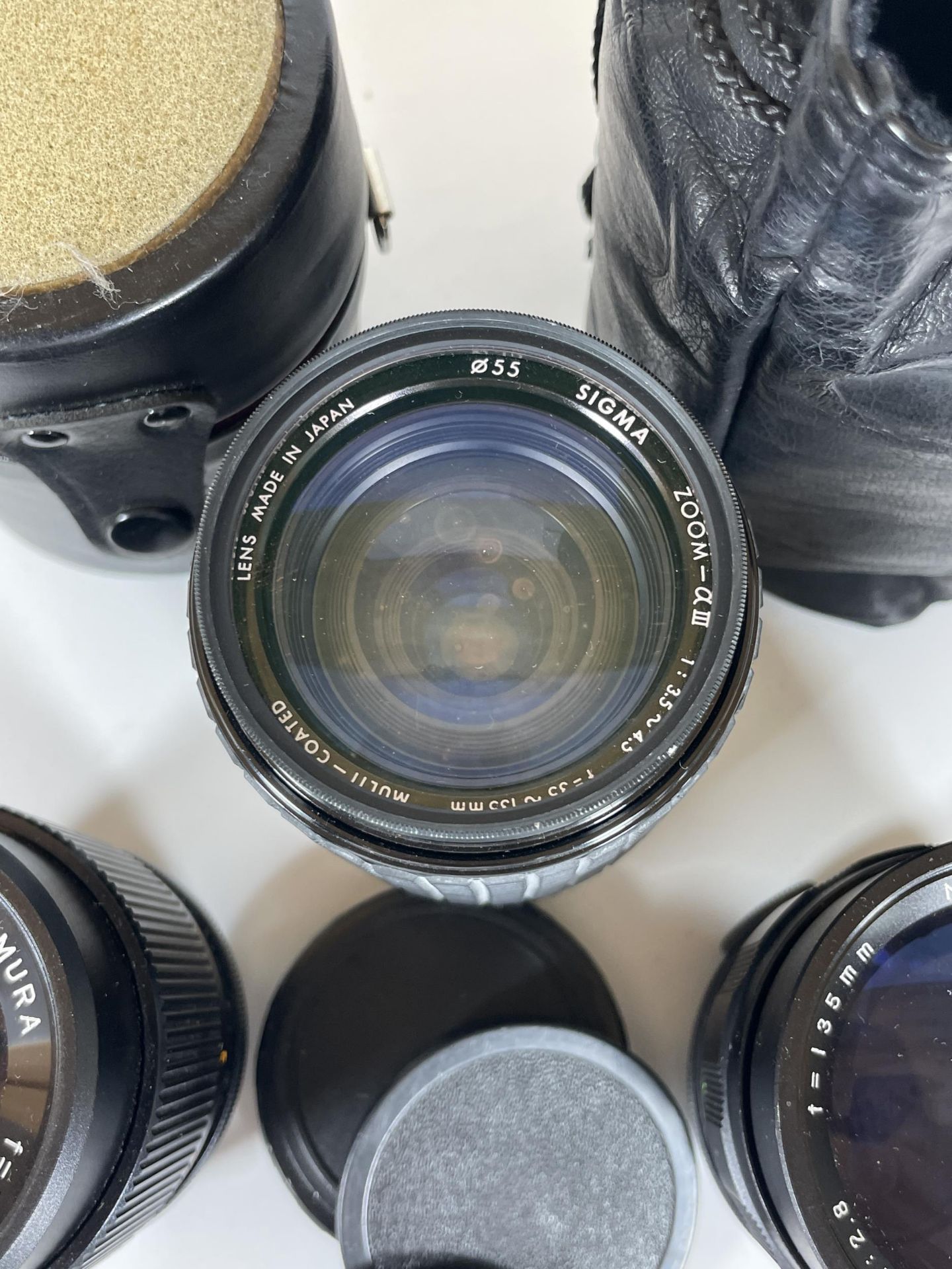 A GROUP OF THREE VINTAGE CAMERA LENS' - PROMURA AUTO F=135MM 1:3.5, SIGMA ZOOM-AIII 1:3.5-4.5 F=35- - Image 3 of 4