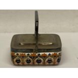 A DERBY CROWN PORCELAIN ROUNDED RECTANGULAR BUTTER DISH AND COVER DECORATED IN THE IMARI PALETTE