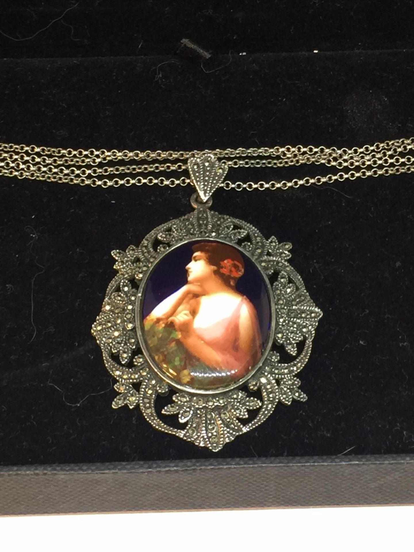 A SILVER NECKLACE WITH PORTRAIT PENDANT IN A PRESENTATION BOX
