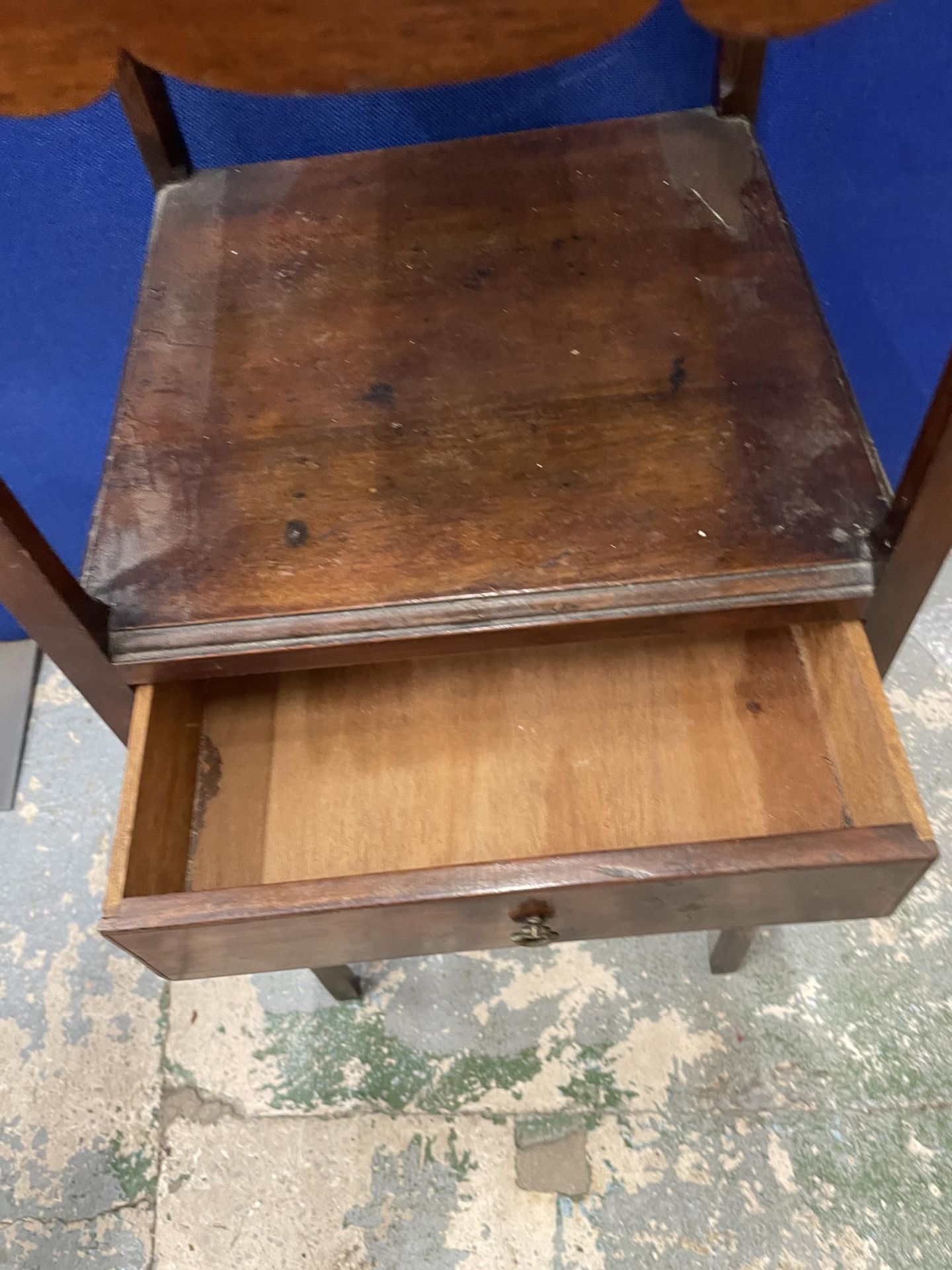 A VINTAGE OAK WASH STAND WITH LOWER DRAWER - Image 3 of 3