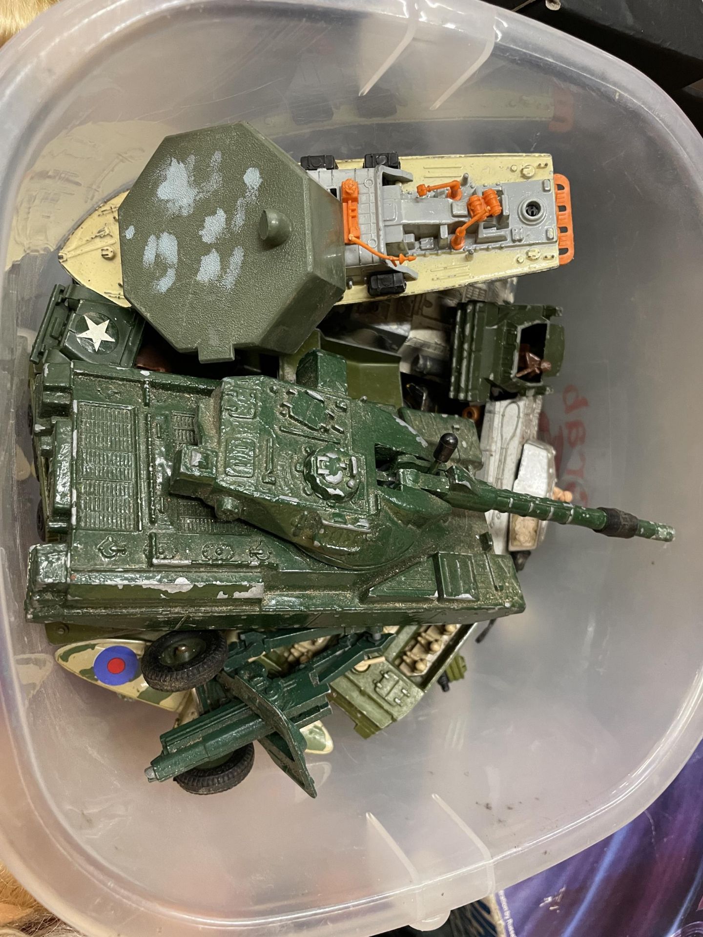 A QUANTITY OF VINTAGE DIE-CAST MILITARY VEHICLES TO INCLUDE CORGI, MATCHBOX, ETC