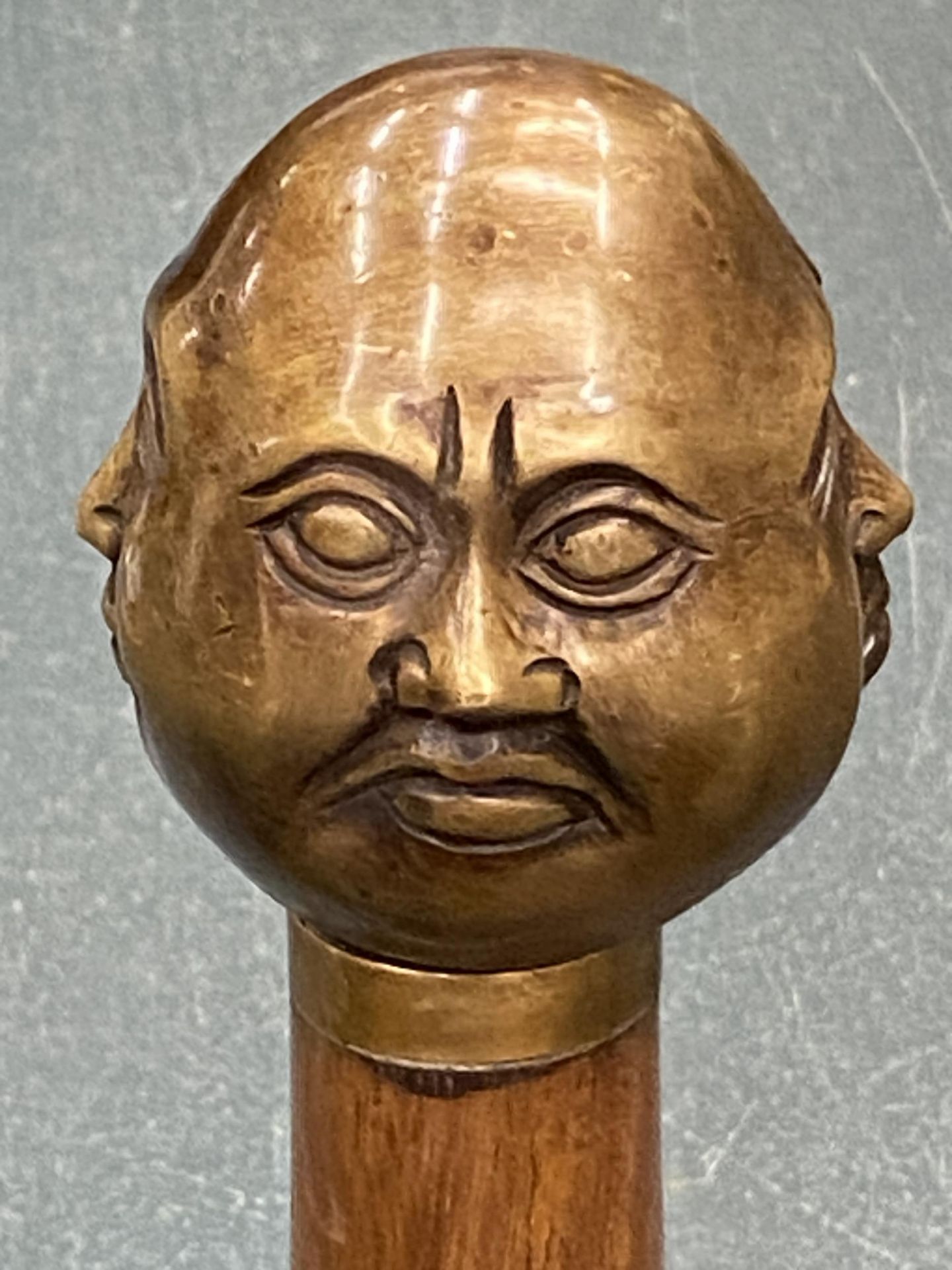 A WALKING STICK WITH A BRASS FOUR FACED BUDDAH HANDLE - Image 2 of 5