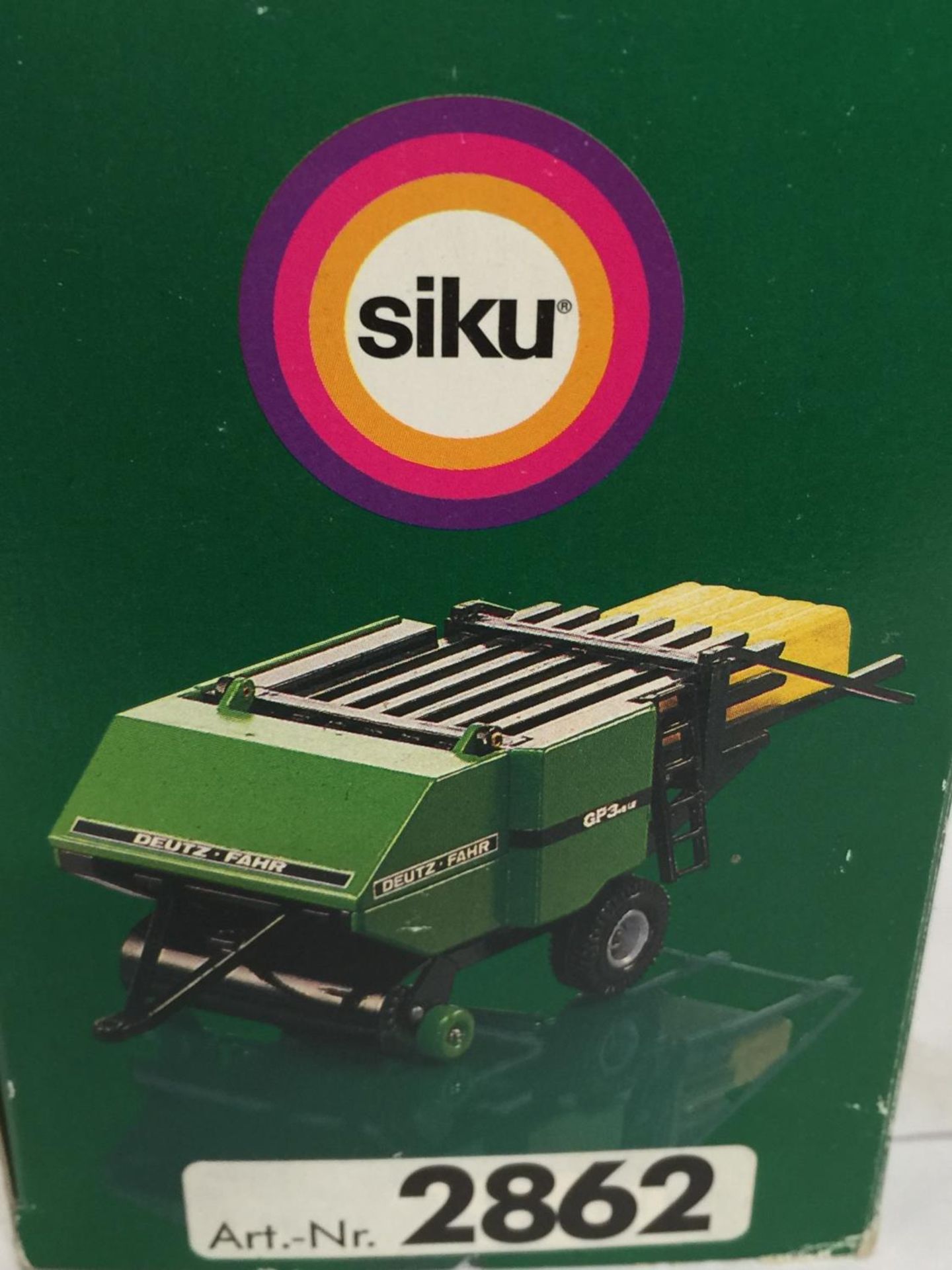 TWO BOXED FARM MODELS, A SCHUCO FENDT TRACTOR, 1/43 SCALE AND A SIKU DEUTZ BALER, 1/32 SCALE - Image 5 of 5