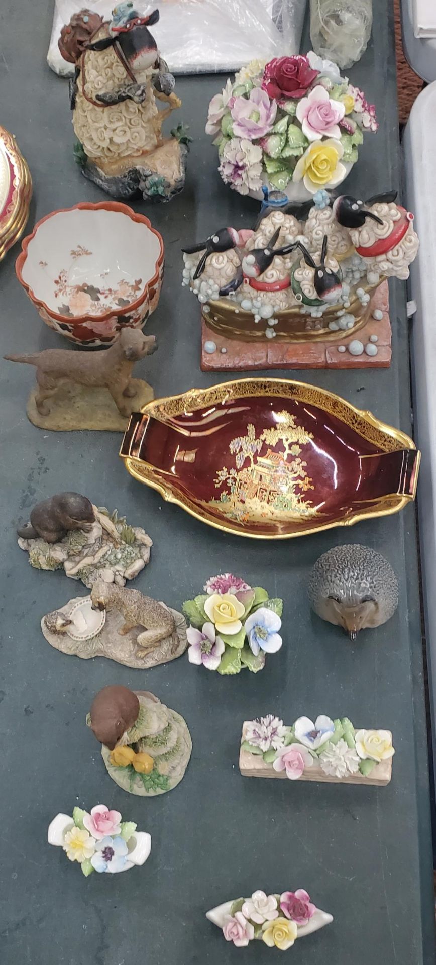 A MIXED GROUP OF CERAMICS TO INCLUDE CARLTON WARE ROUGE ROYALE DISH, SHEEP FIGURE ETC